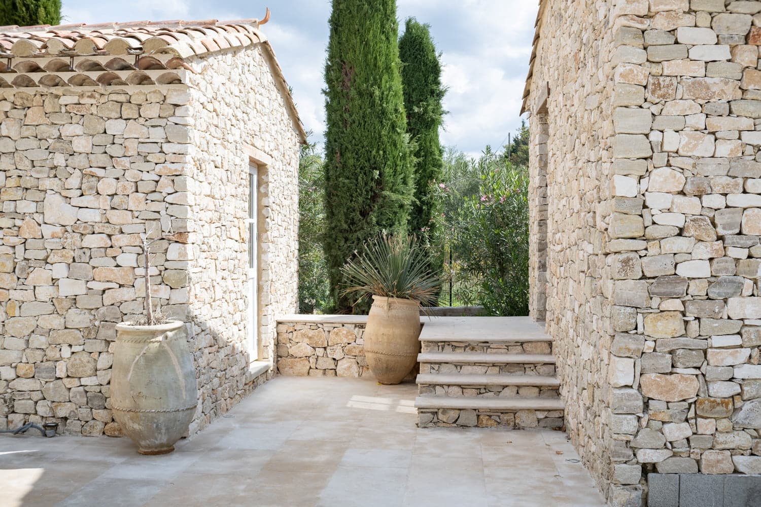 Maisons provencales en pierre et cyprès