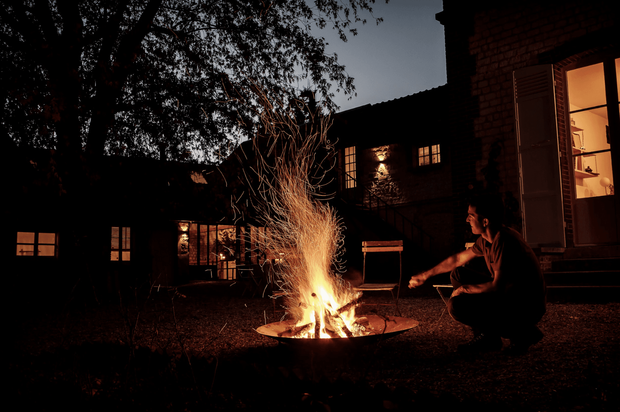 Brasero allumé dans le jardin de nuit