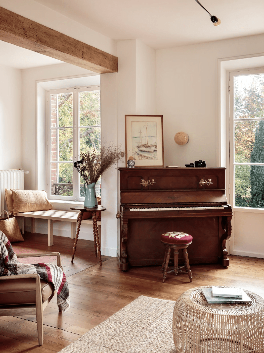 In the living room: paintings, vintage finds, and a piano - © Hervé Goluza