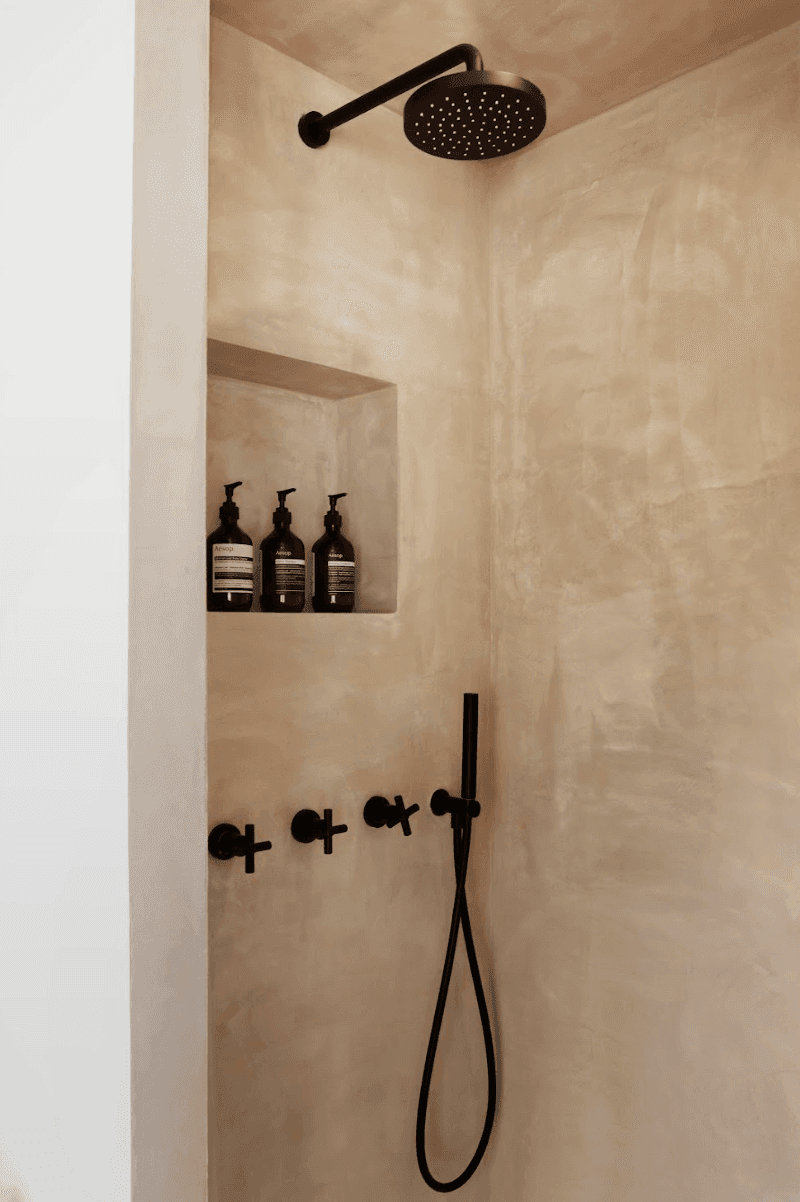 The walk-in shower of Arles Pool Suite