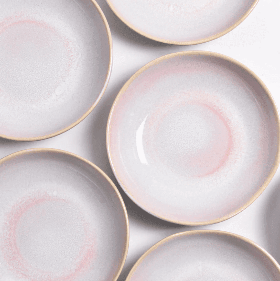 Assiettes roses en céramique