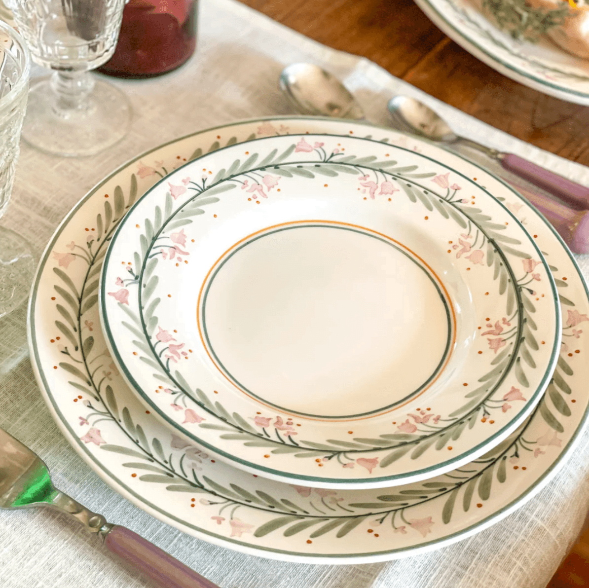 Assiette avec dessin de pois de senteur