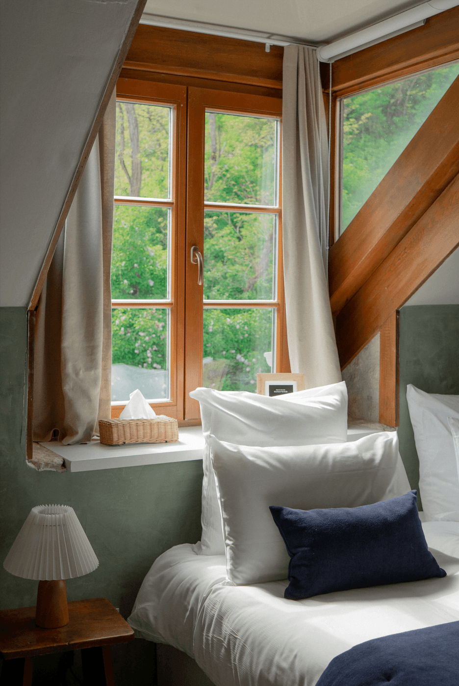 A gentle awakening in Bonsoirs bed linen, to the sound of birdsong.