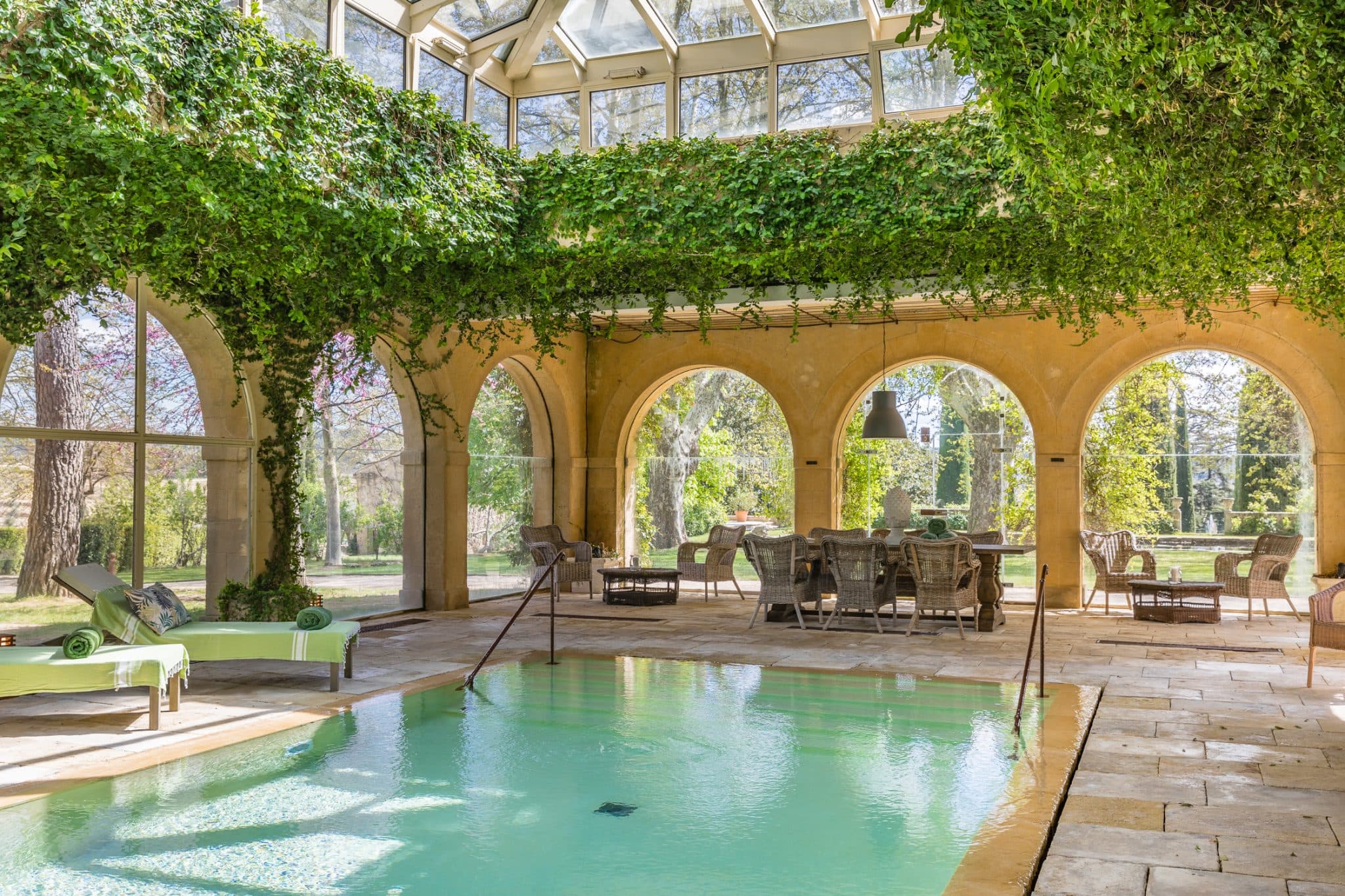 L'une des trois piscines du Château de Sannes. 