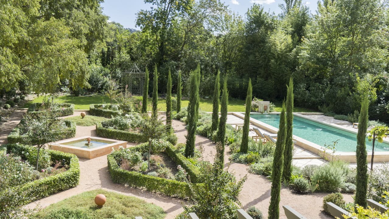 L'un des jardins à la française du Mas le Gaudre : cyprès, buissons, arbres