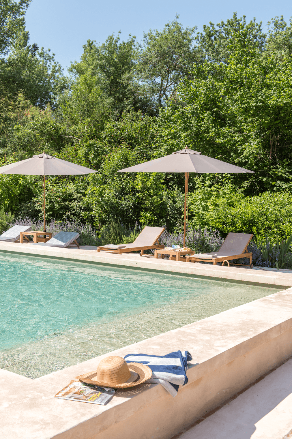 La piscine du Mas le Gaudre et les transats sous les parasols
