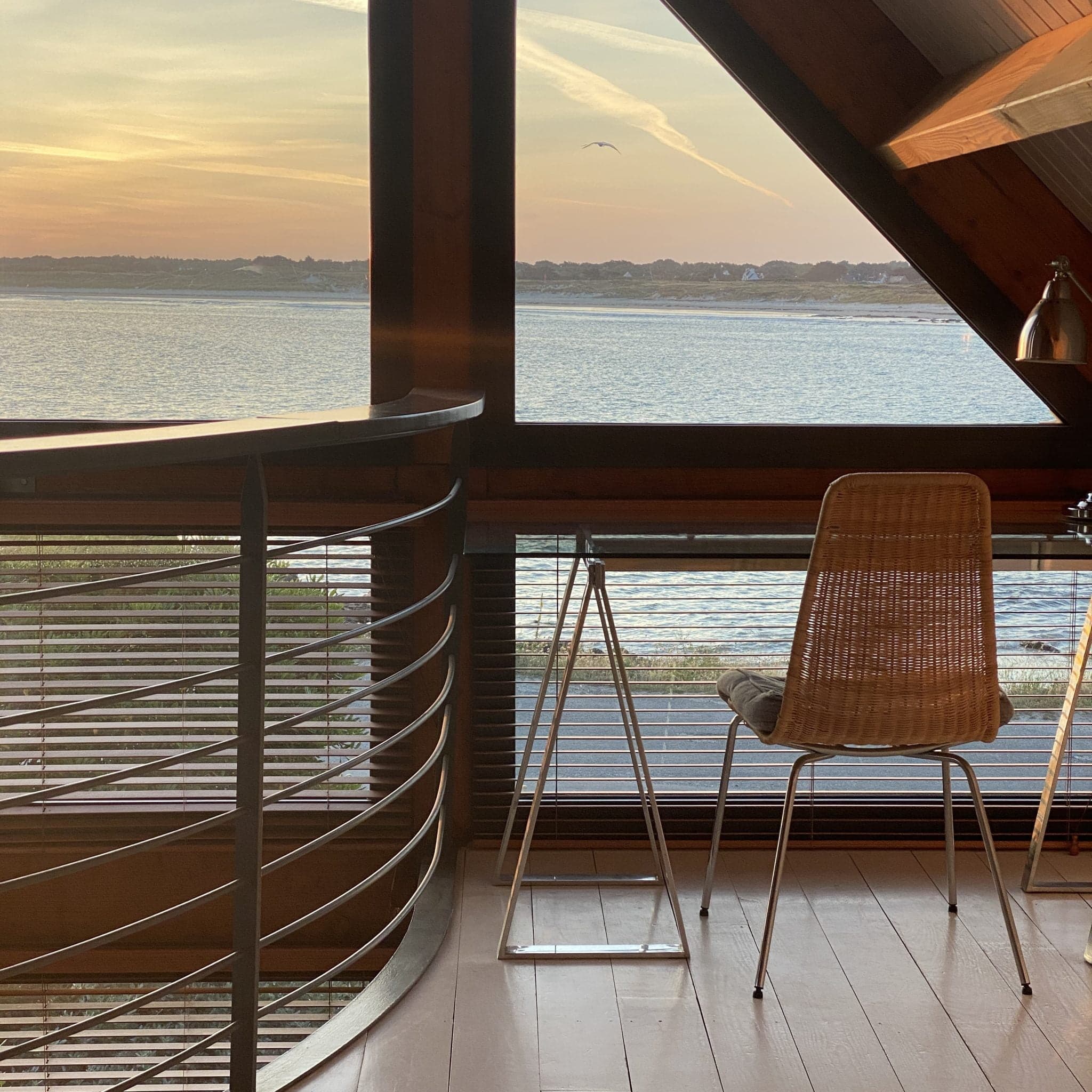 Le bureau face à la mer depuis l'étage de Wabi Surf House