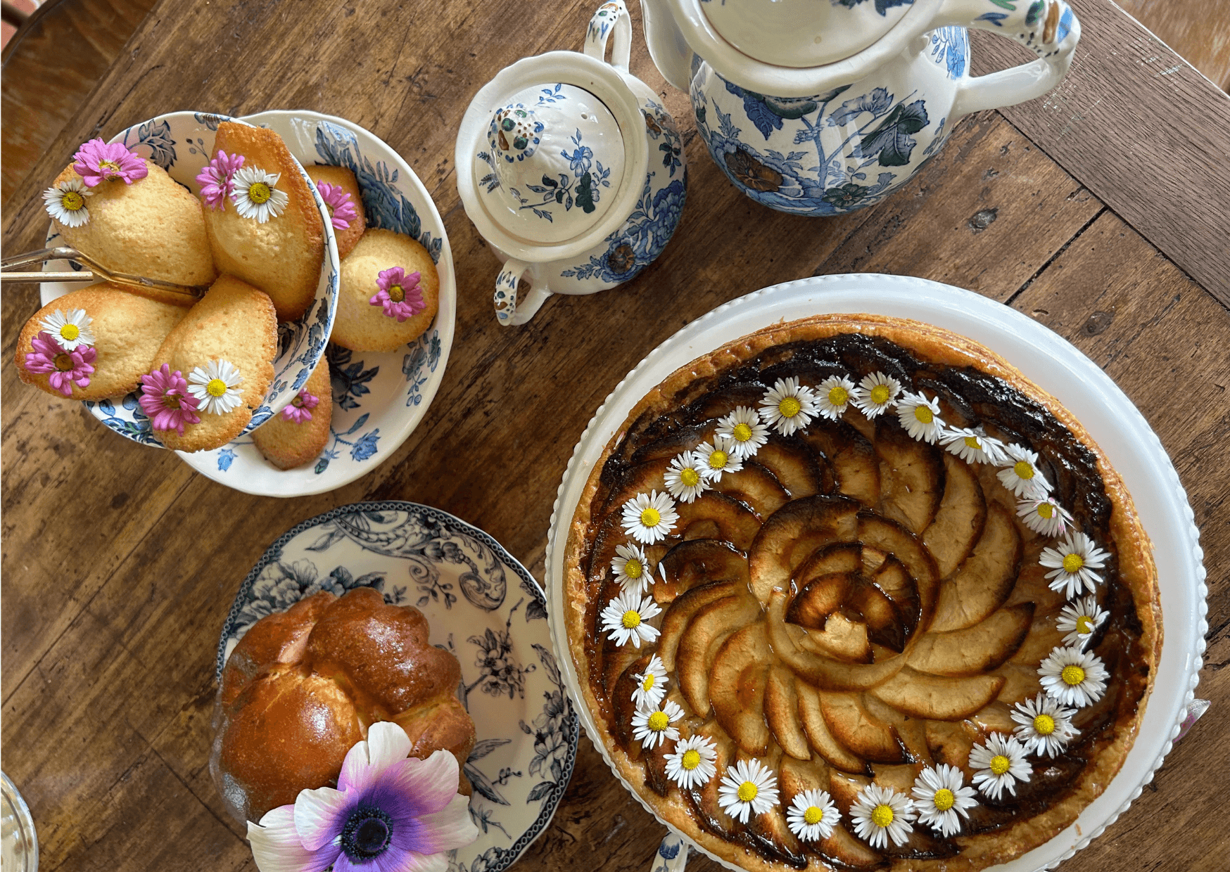 Dessert tasting at La Roquerie : apple pie and madeleines