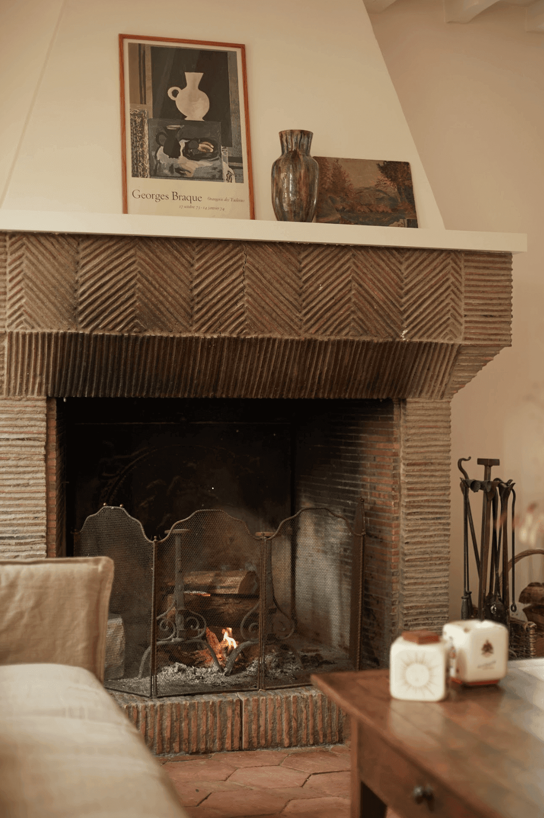 The fireplace in the living room, coffee tablen couch