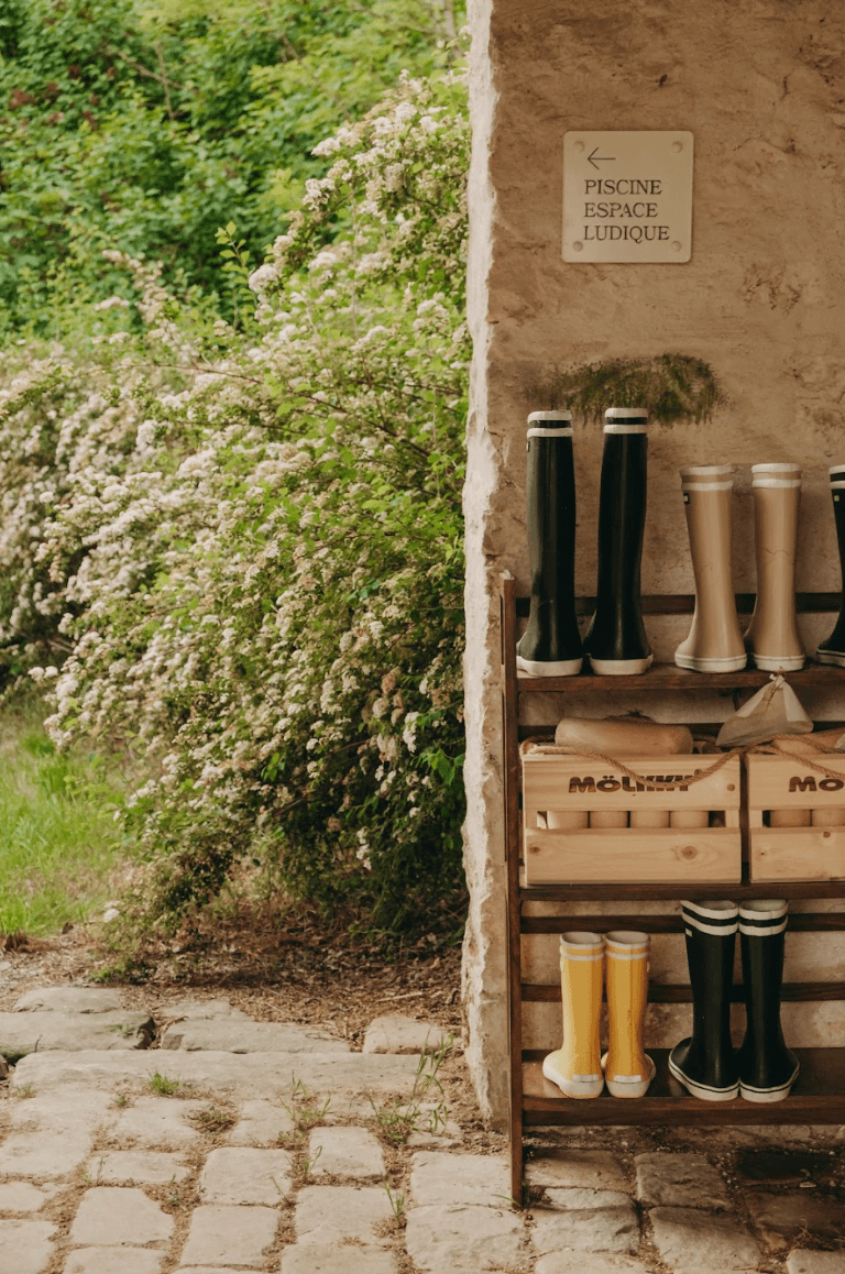 Les bottes rangées dans le jardin