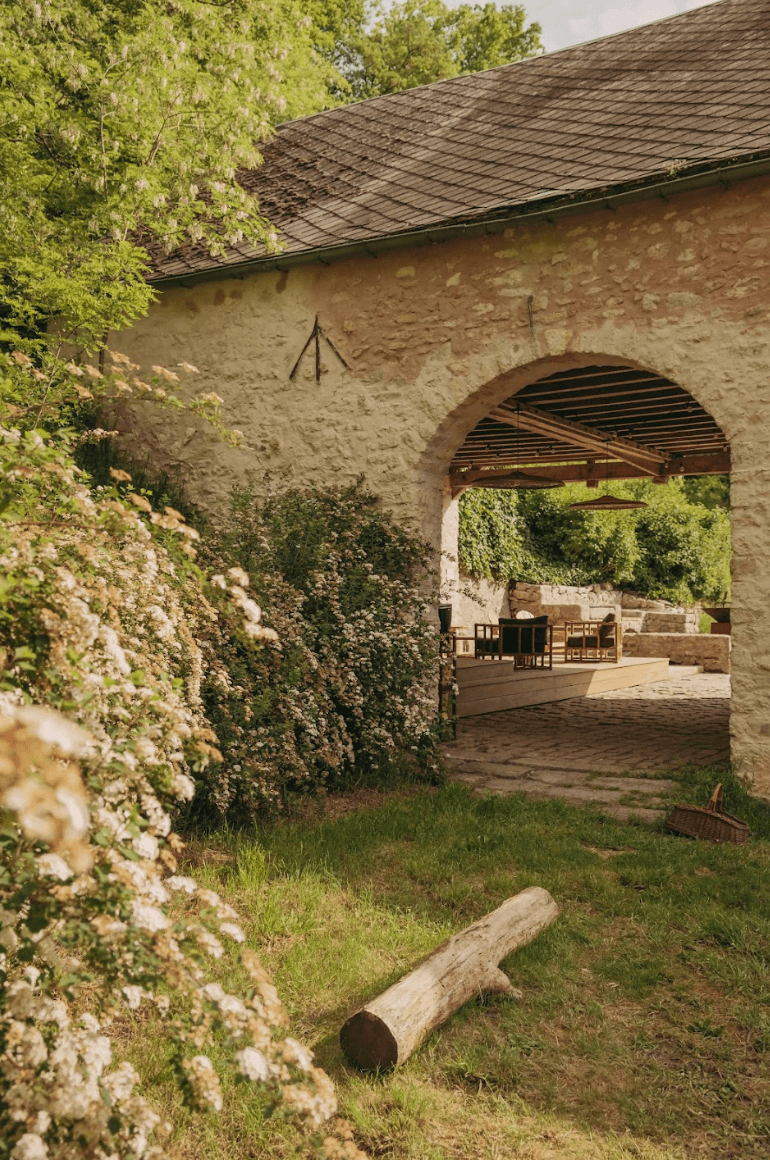 The garden and the stone building