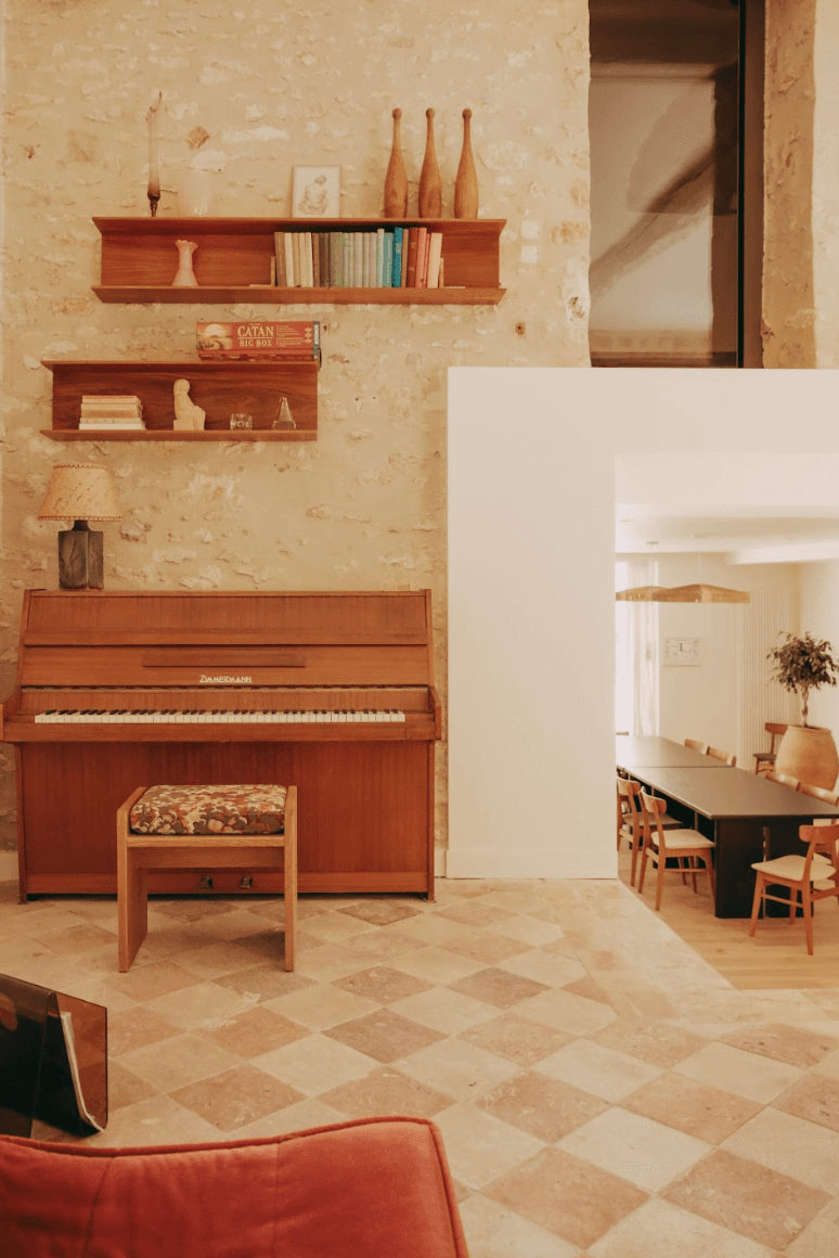 La pièce de vie : piano, canapé, décoration