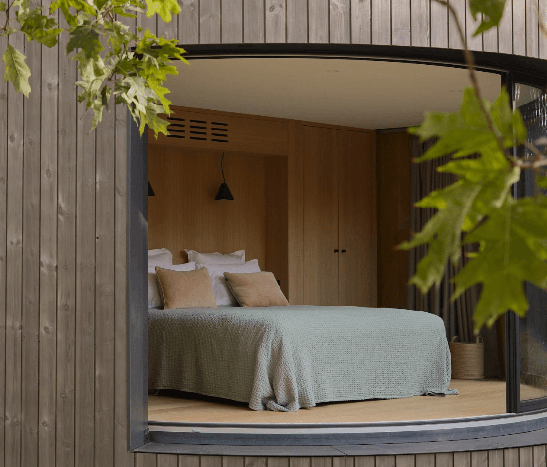 In the two LumiPods of the estate, the window takes up - almost - all the space to rethink the indoor-outdoor relationship.