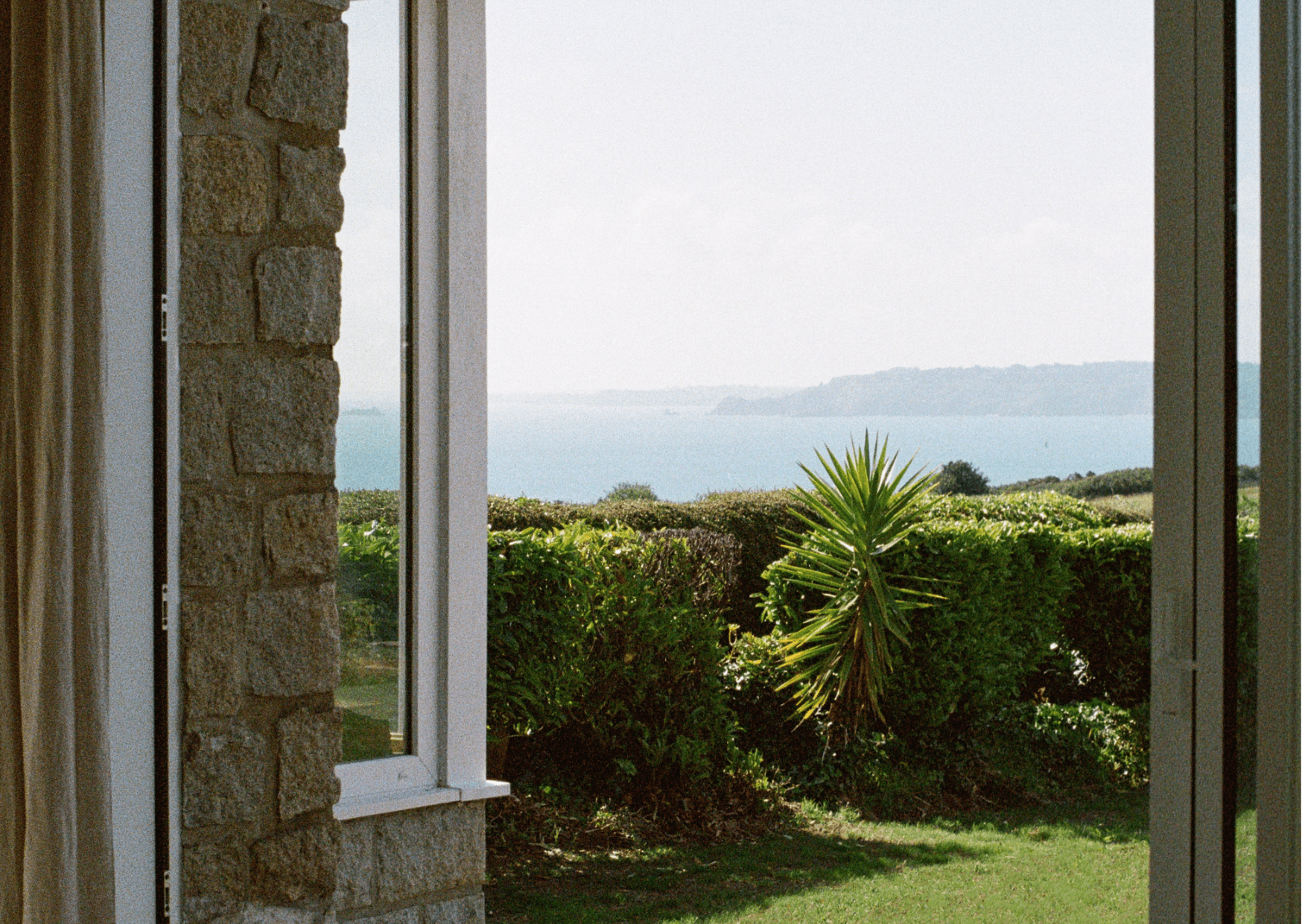 Vue depuis la maison : jardin, mer, côte