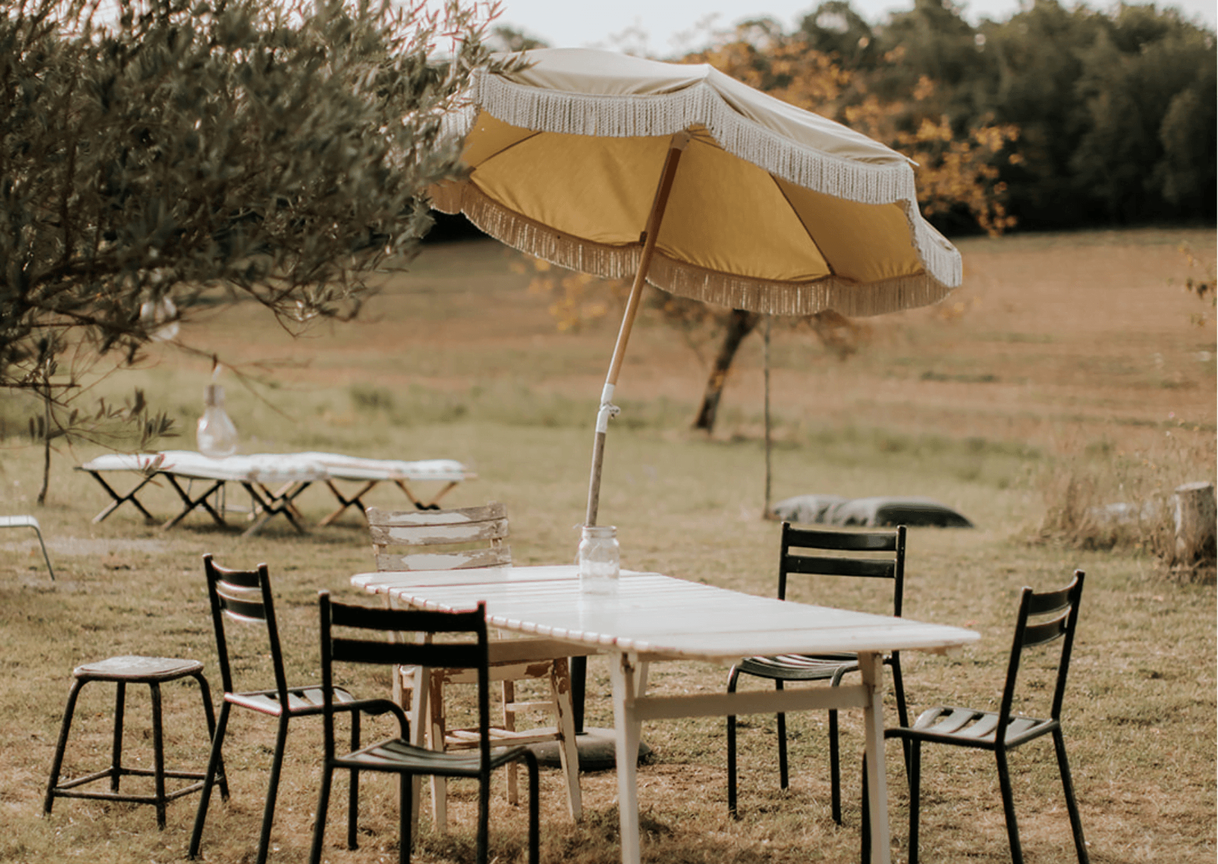 Table dans le jardin, chaises et parasol