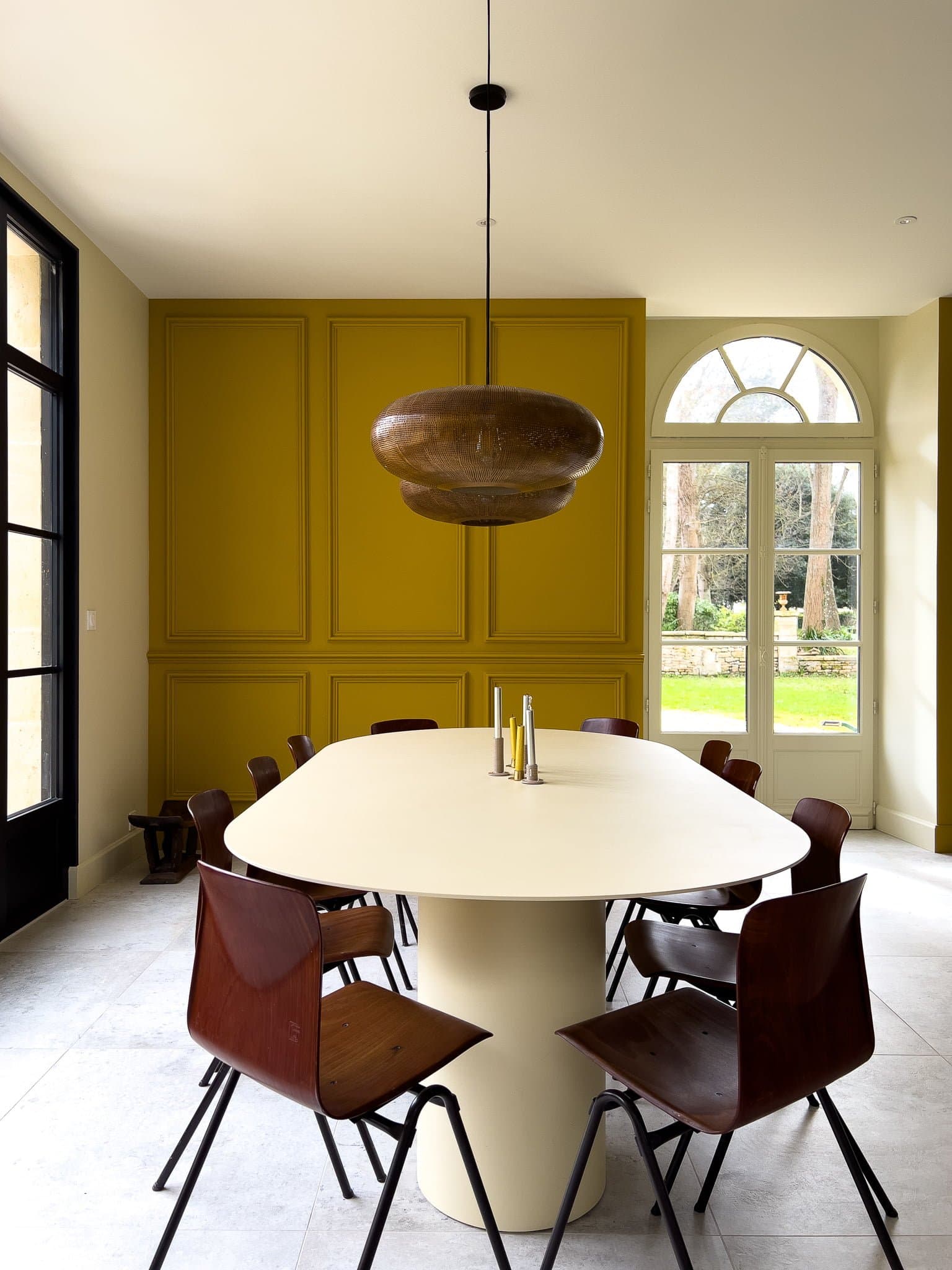 La salle à manger du château : table blanche, chaises en bois