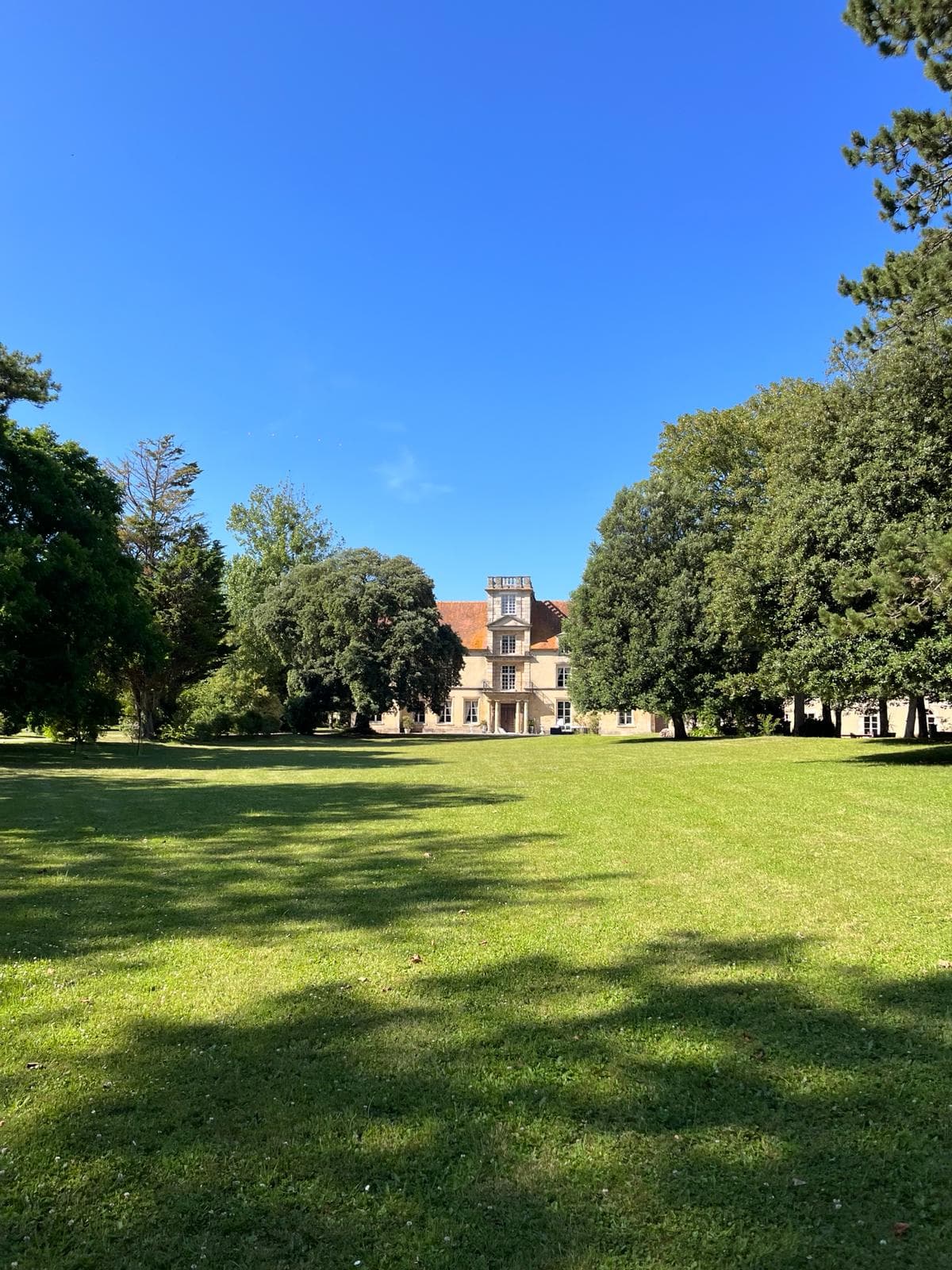 Le Château de Bernières niché dans son vaste parc. 