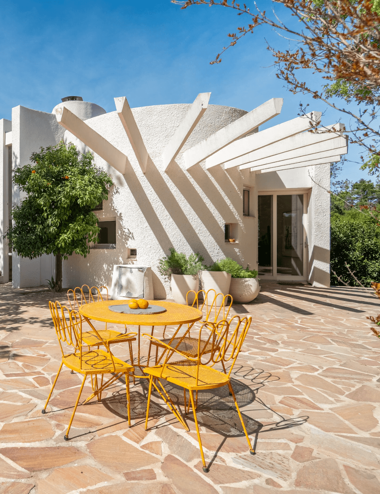 The terrace made of Brazilian rose quartz. © ArthurAPhotographie