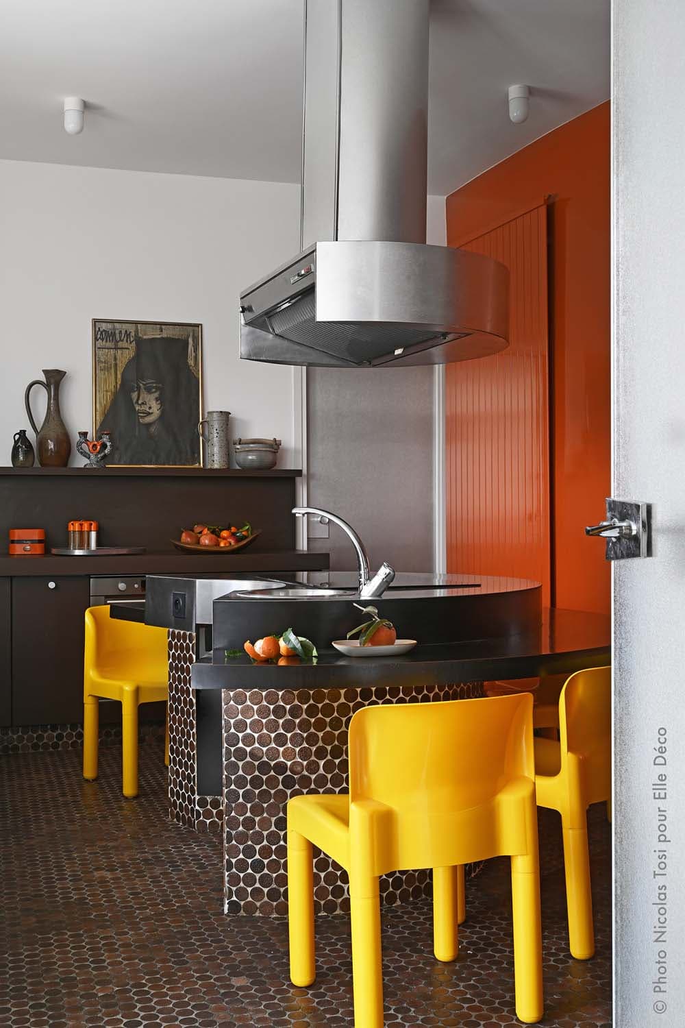 La cuisine de la villa : chaises jaunes, îlot de travail