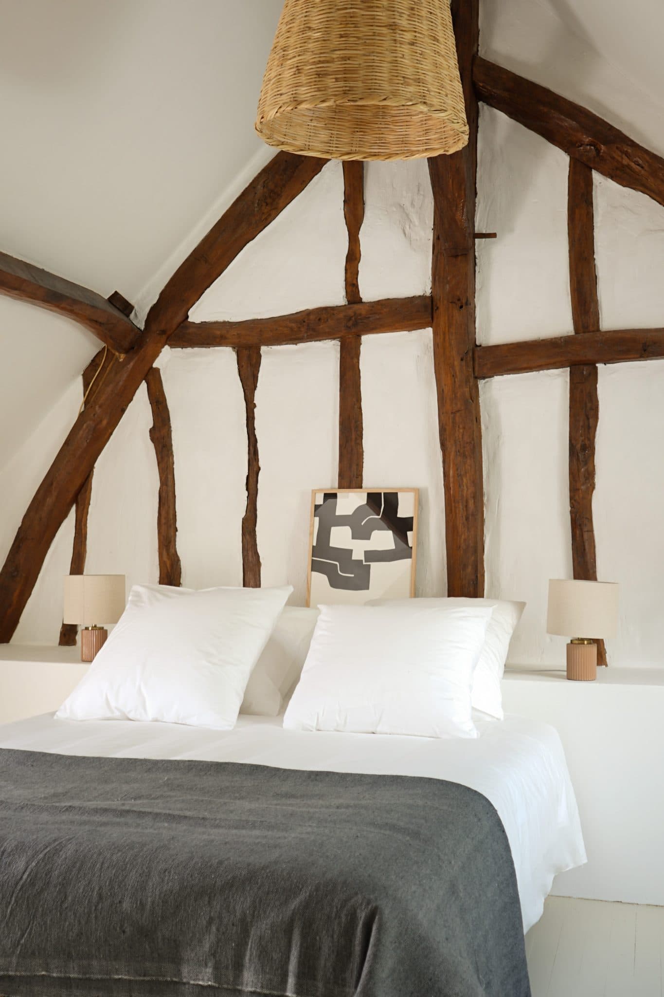 Accord parfait entre les poutres en bois et les murs blancs. 