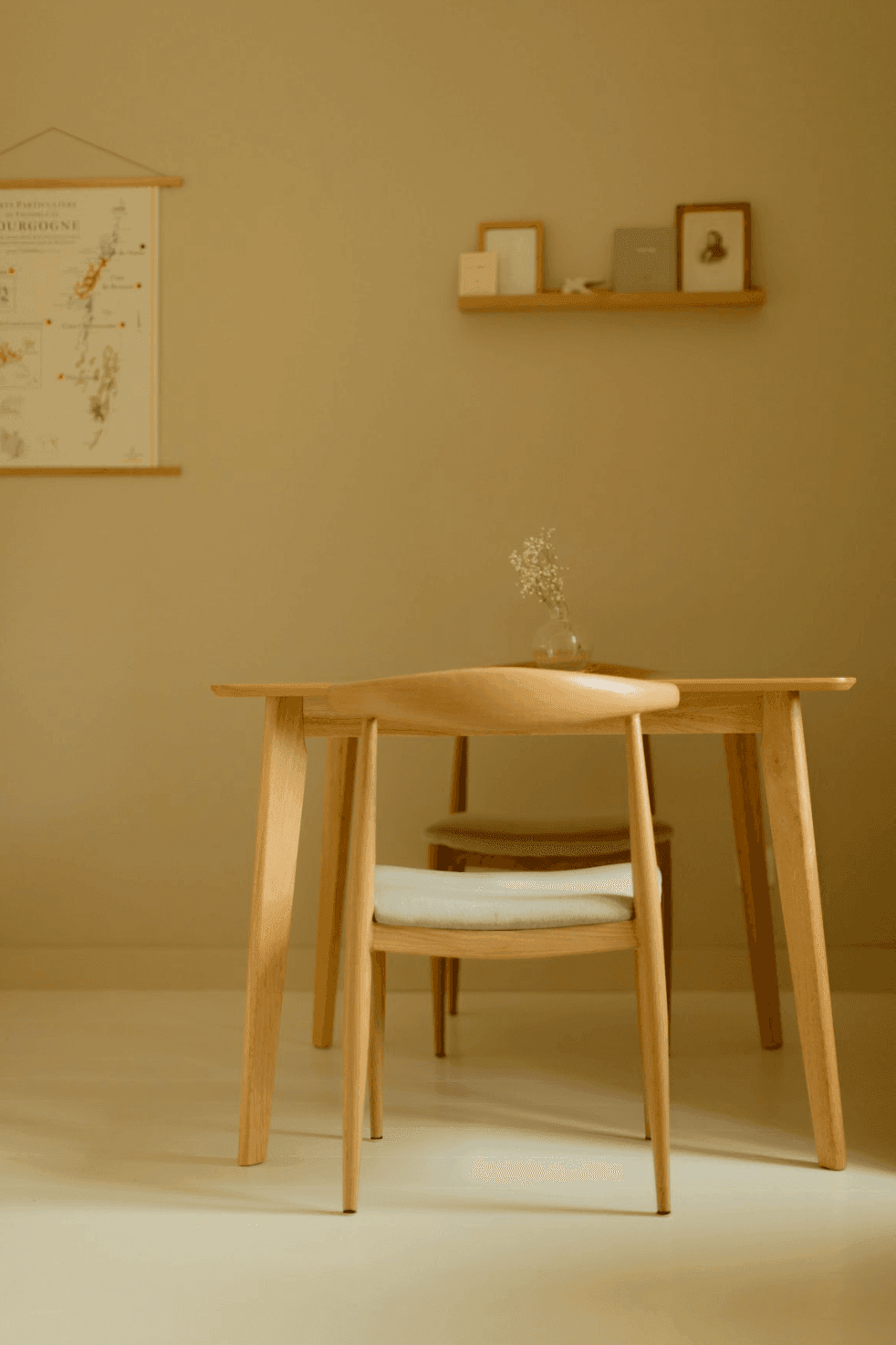 Une touche scandinave apportée par le mobilier en bois clair. 