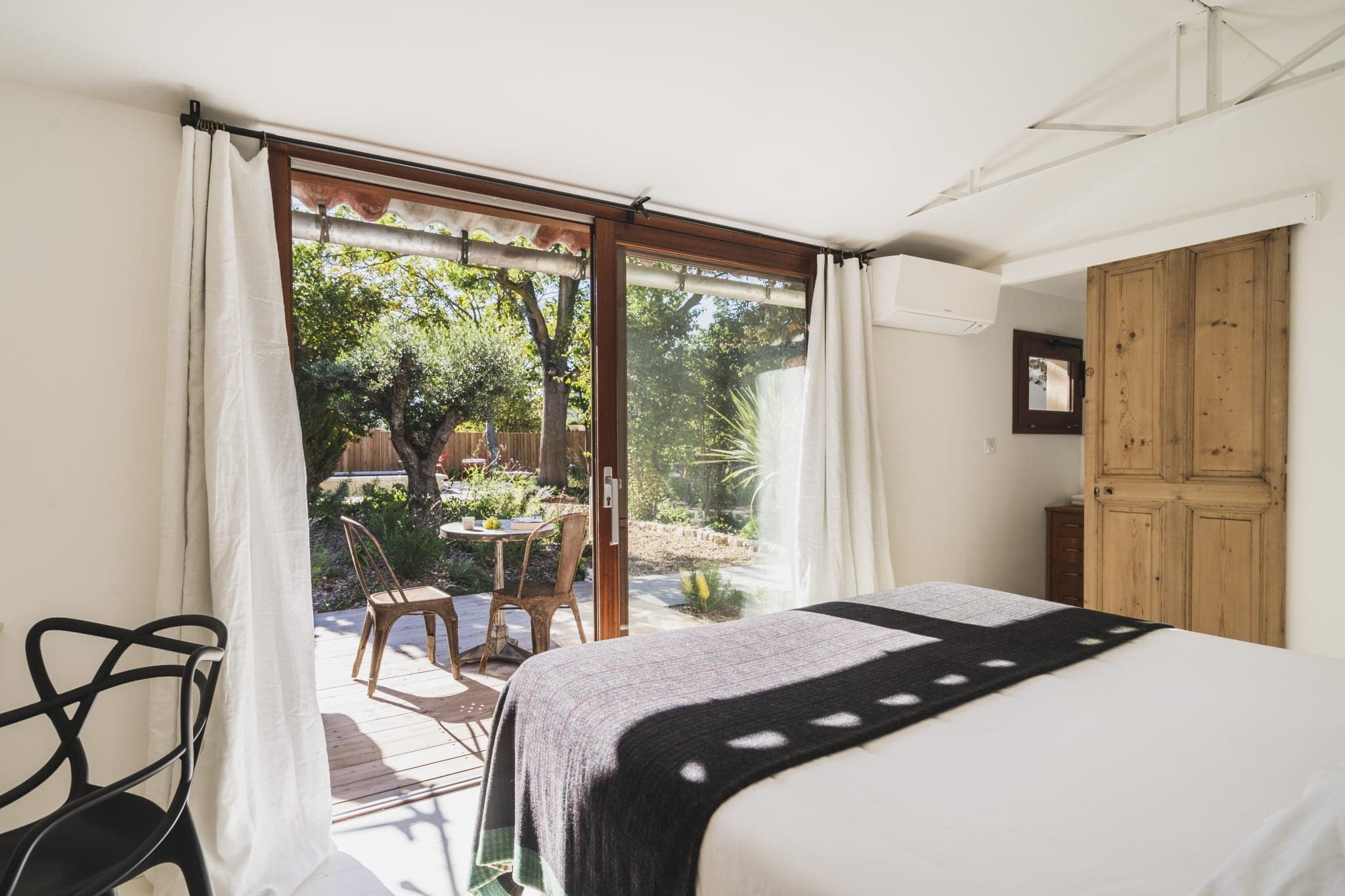 Lit double de la chambre donnant sur la terrasse