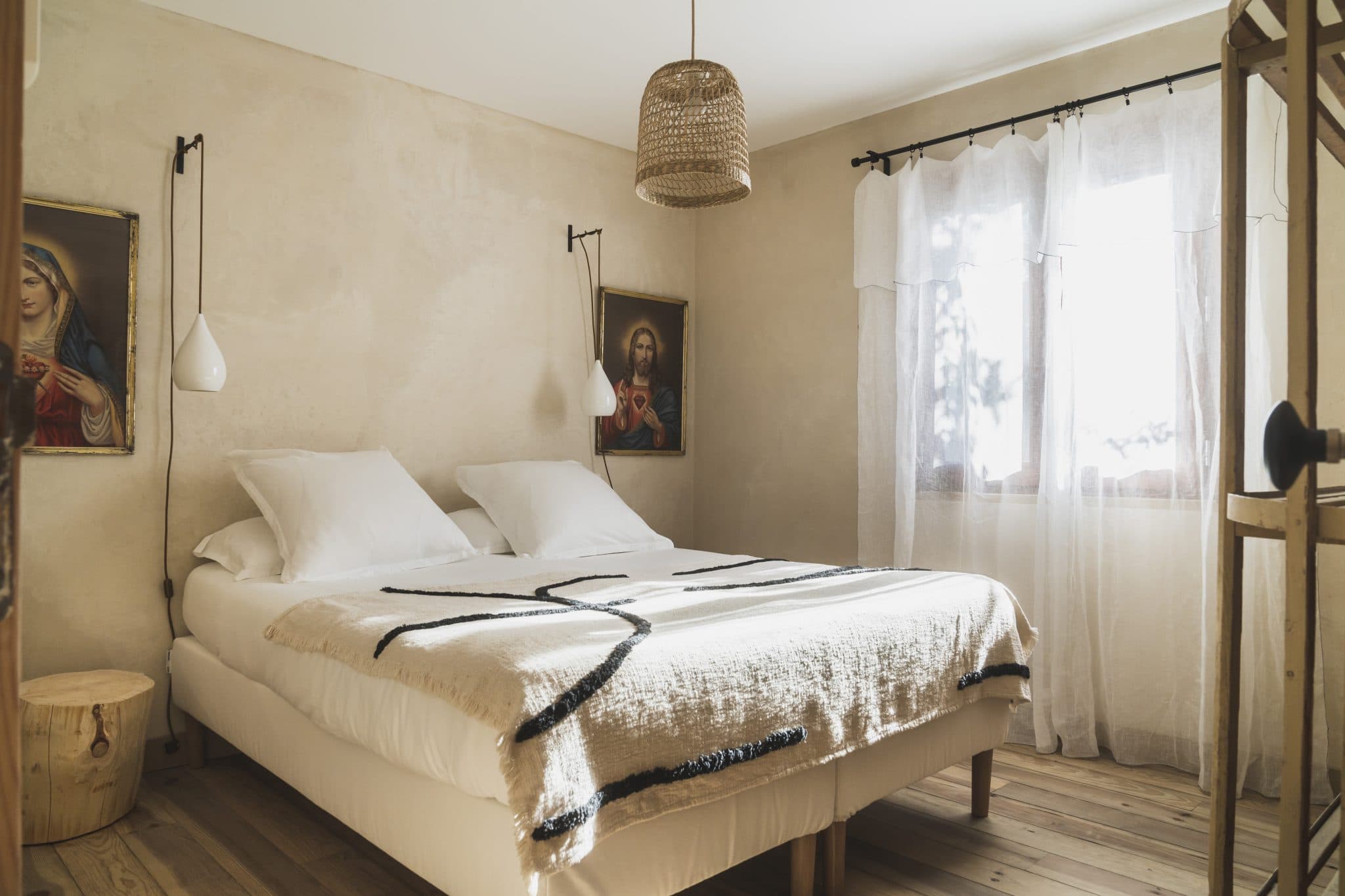 La chambre avec lit double, suspension et tableau religieux