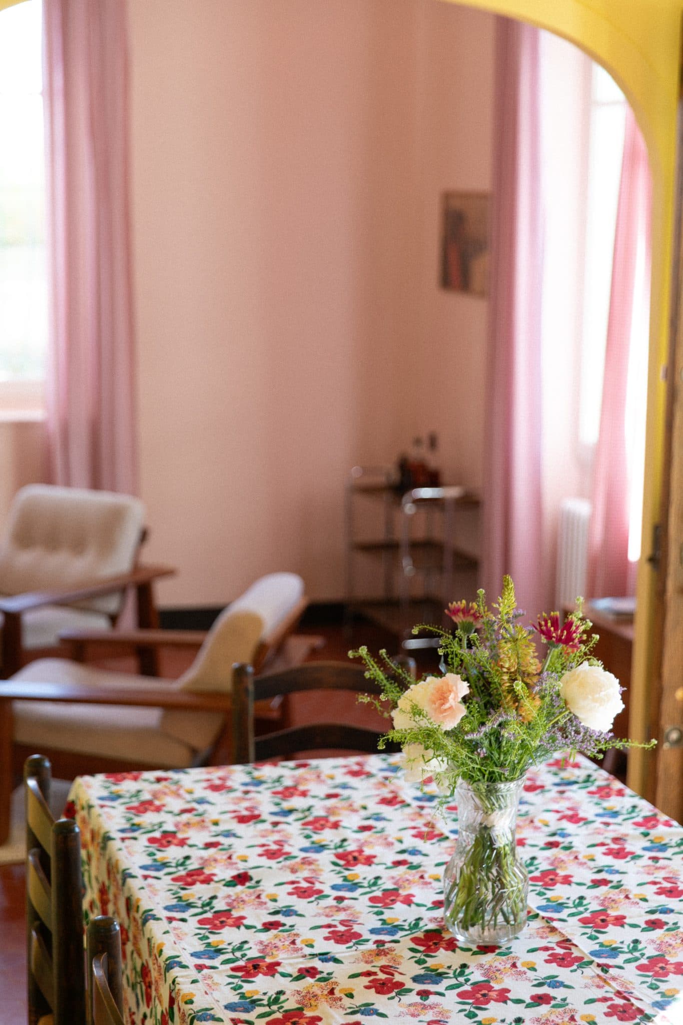 Bouquet de fleurs sur la table de la salle à manger, nappe à fleurs