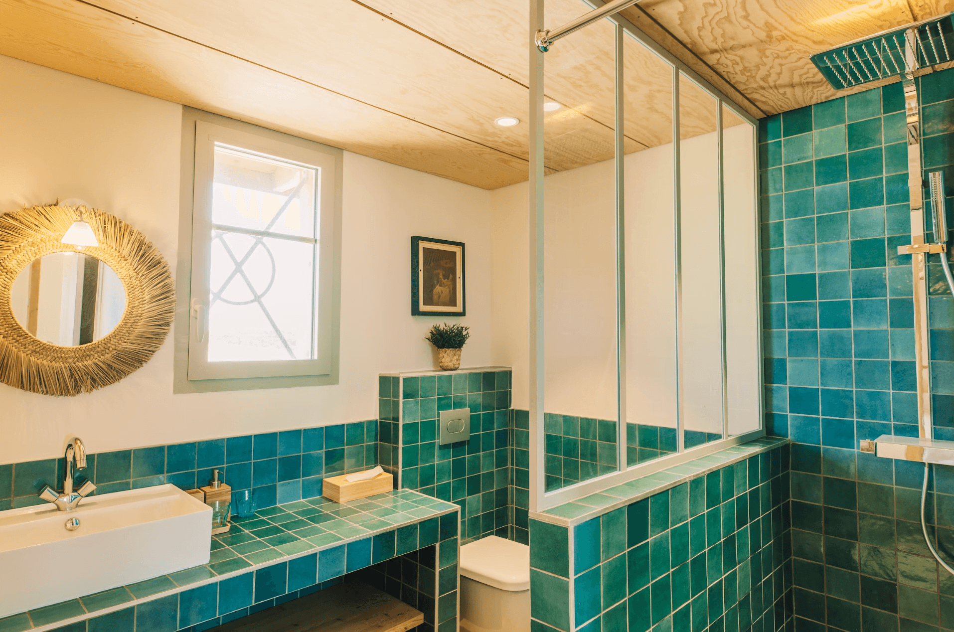 Salle de bain avec douche à l'italienne ornée de carreaux verts, lavabo