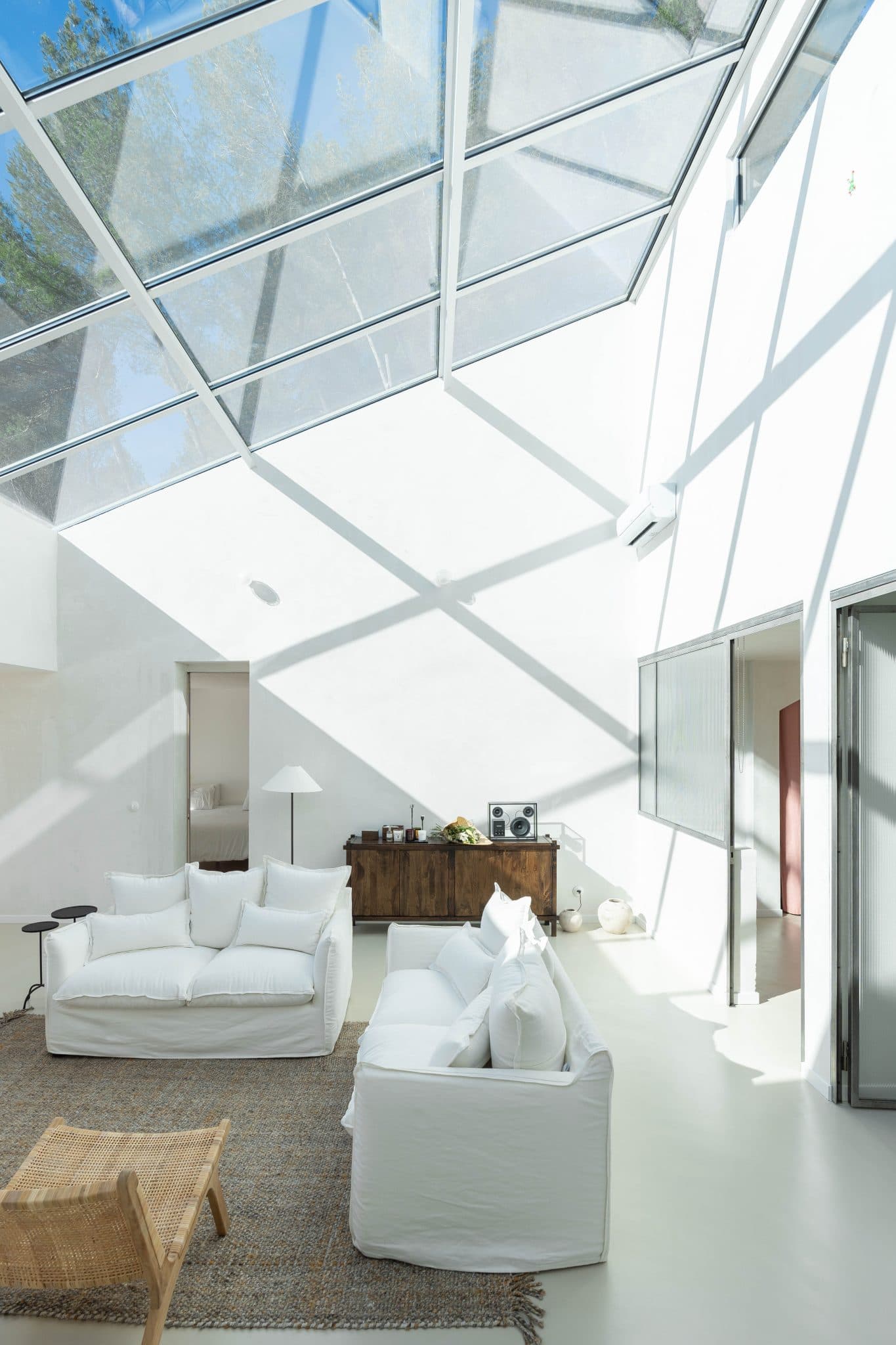 Thanks to the large glass window in the living room, the sun fills the house all year round. © A.Toulon
