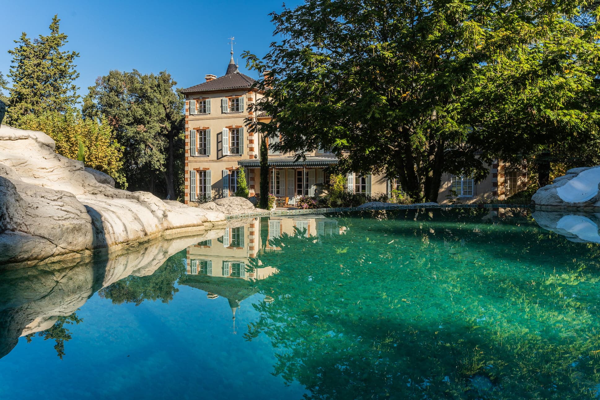 Le Château de Forbin et son pittoresque étang.  