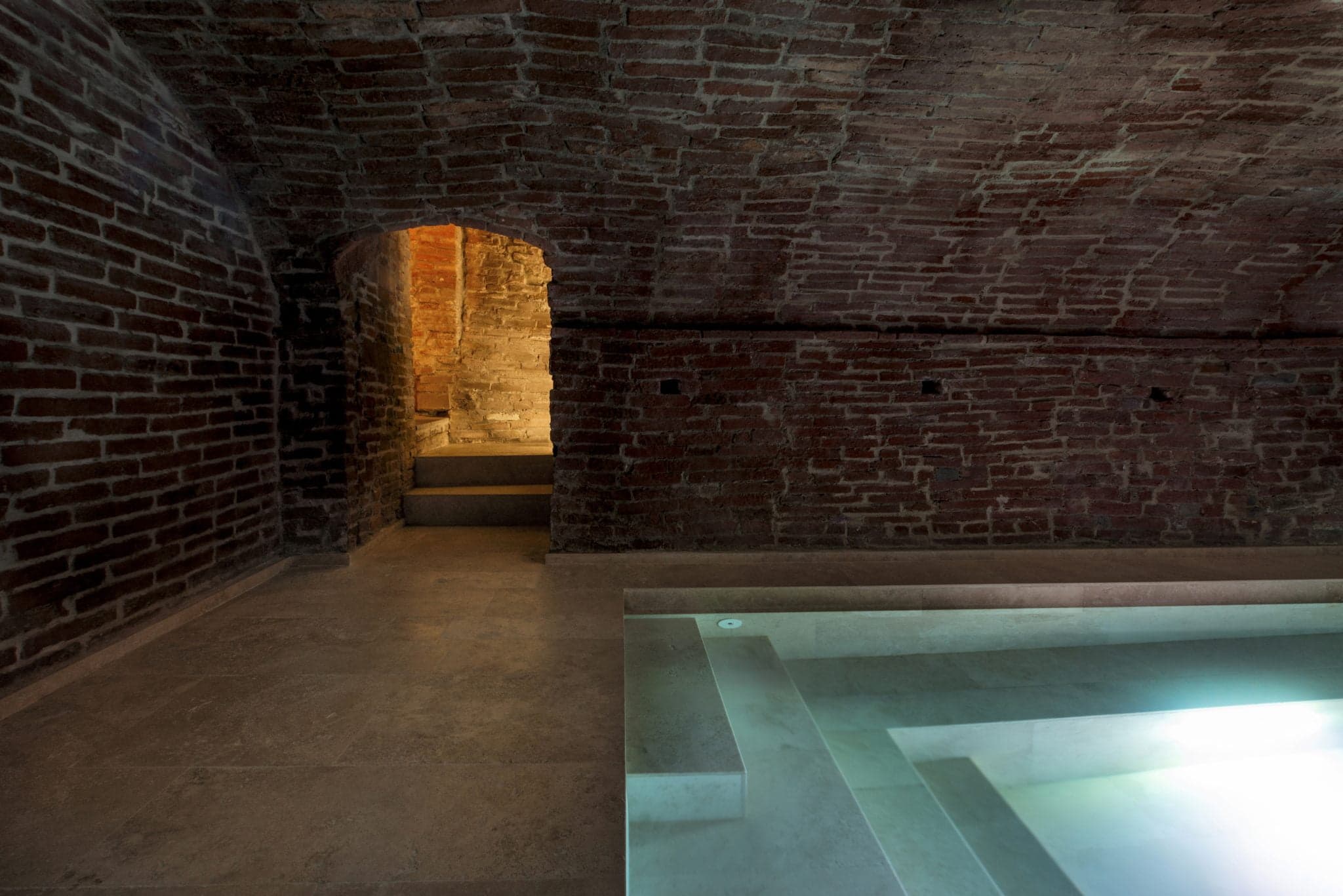 Le joyau de la bâtisse, sa piscine souterraine. 