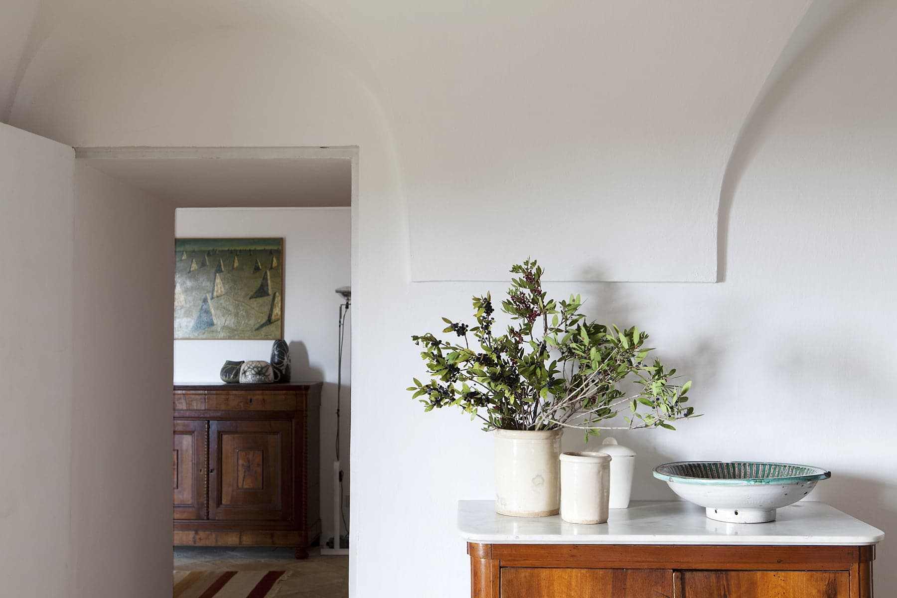 Minimalist Mediterranean décor.
