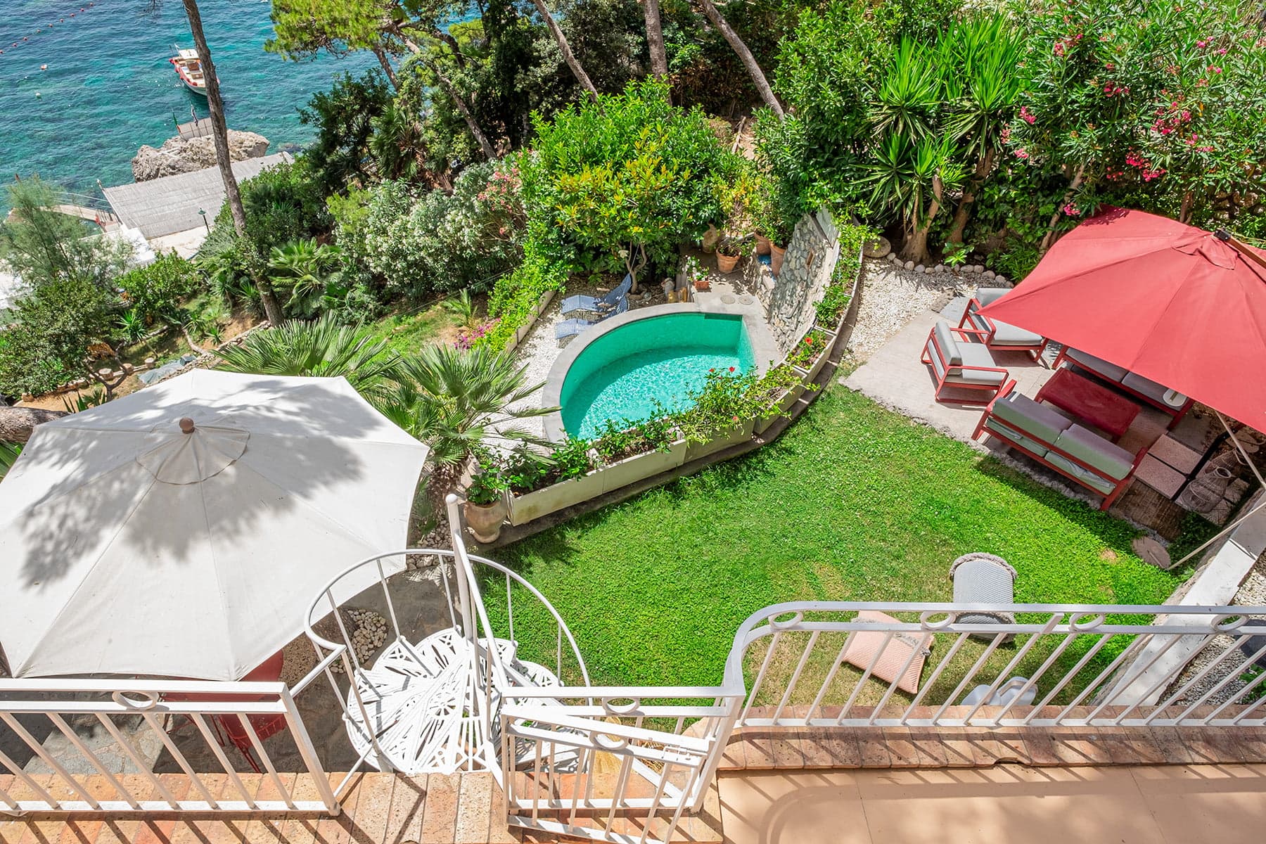 Partie intégrante de la villa, les terrasses à étages. 