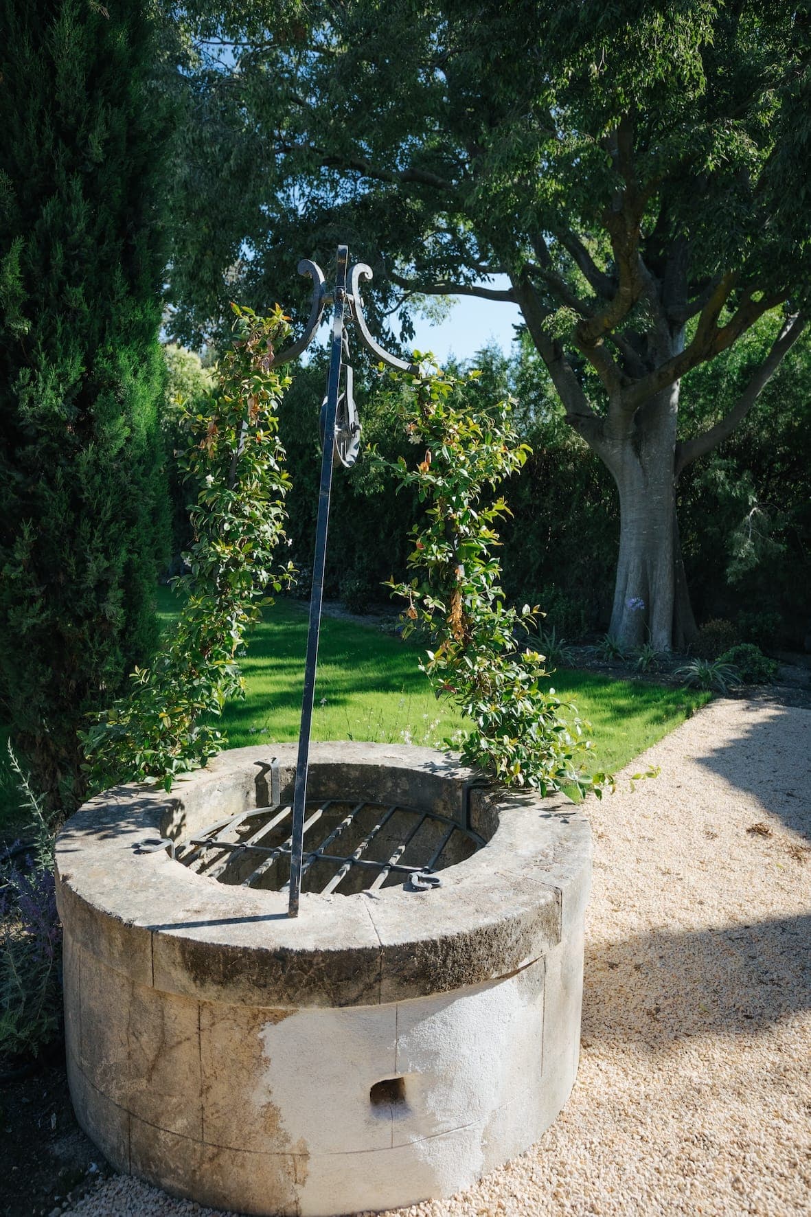 Dans le jardin de la bastide, un (très) vieux puits. © Monsieur L