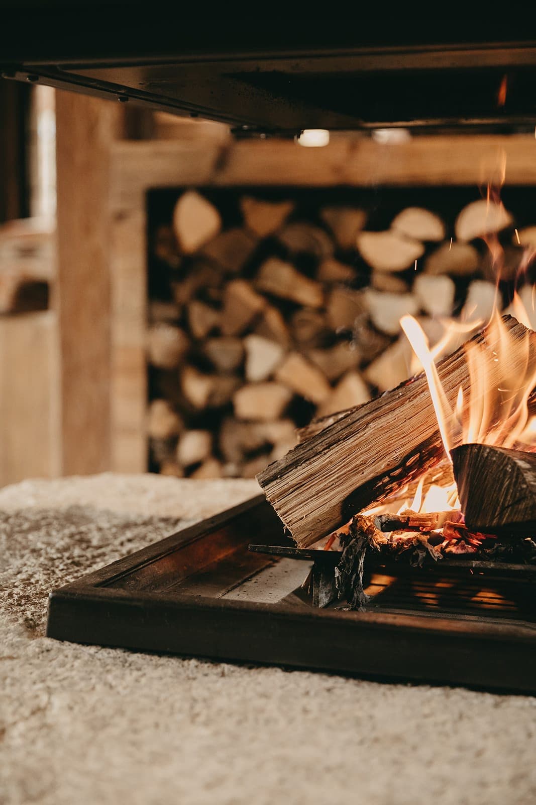 Après le ski, on se réfugie au coin de la cheminée de Ferme Fougere. 
