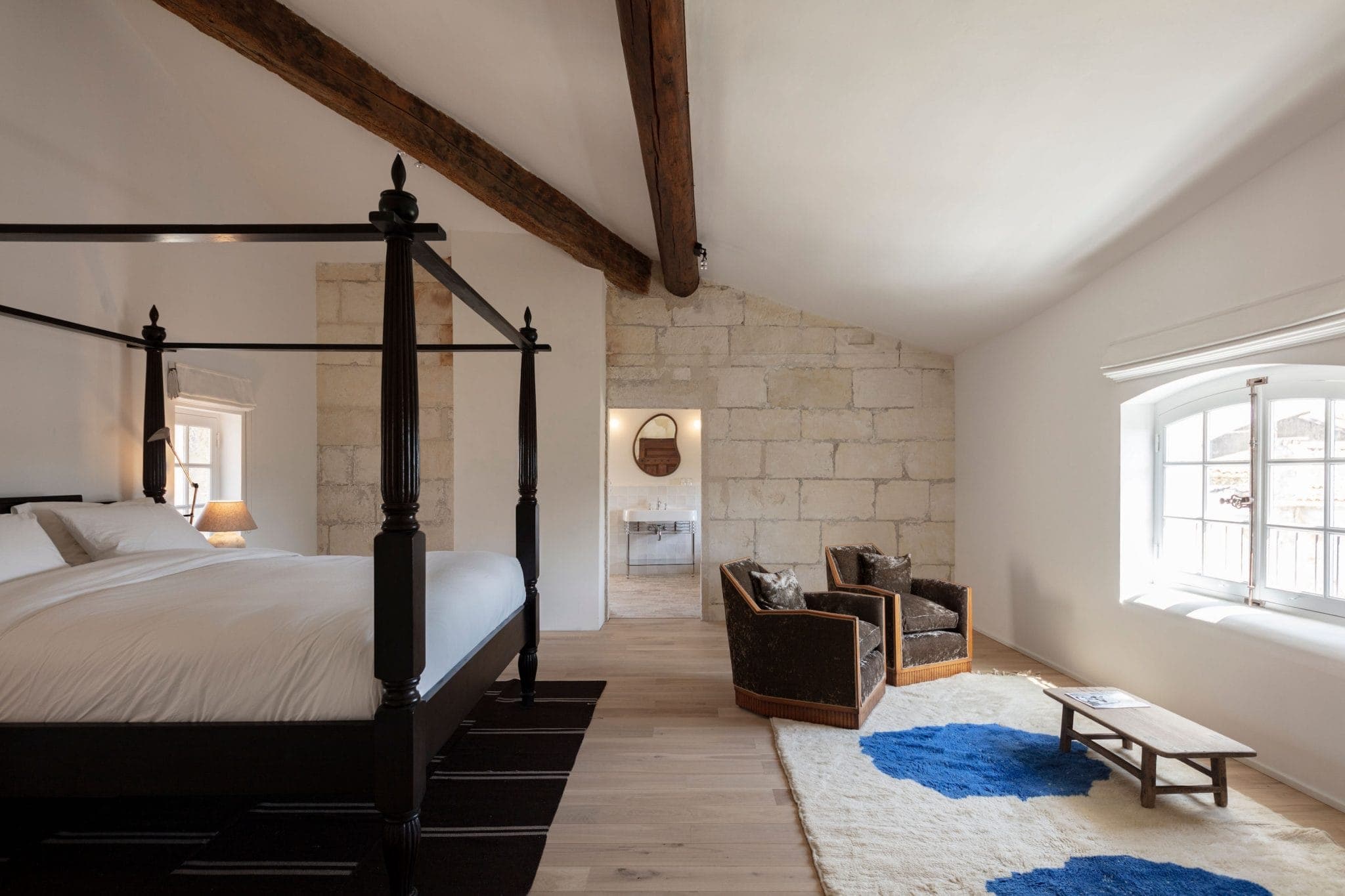 Under the century-old beams, furniture at the height of comfort.
