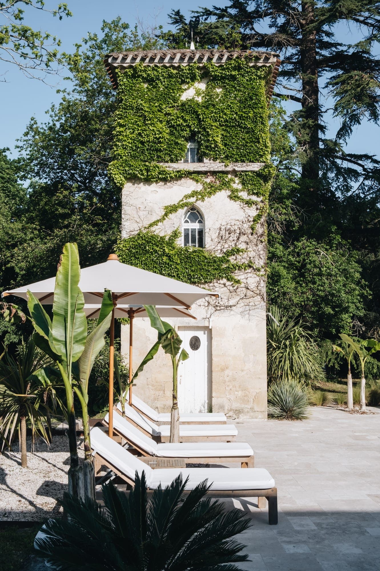 La tour du Château Réal qui surplombe la piscine. 