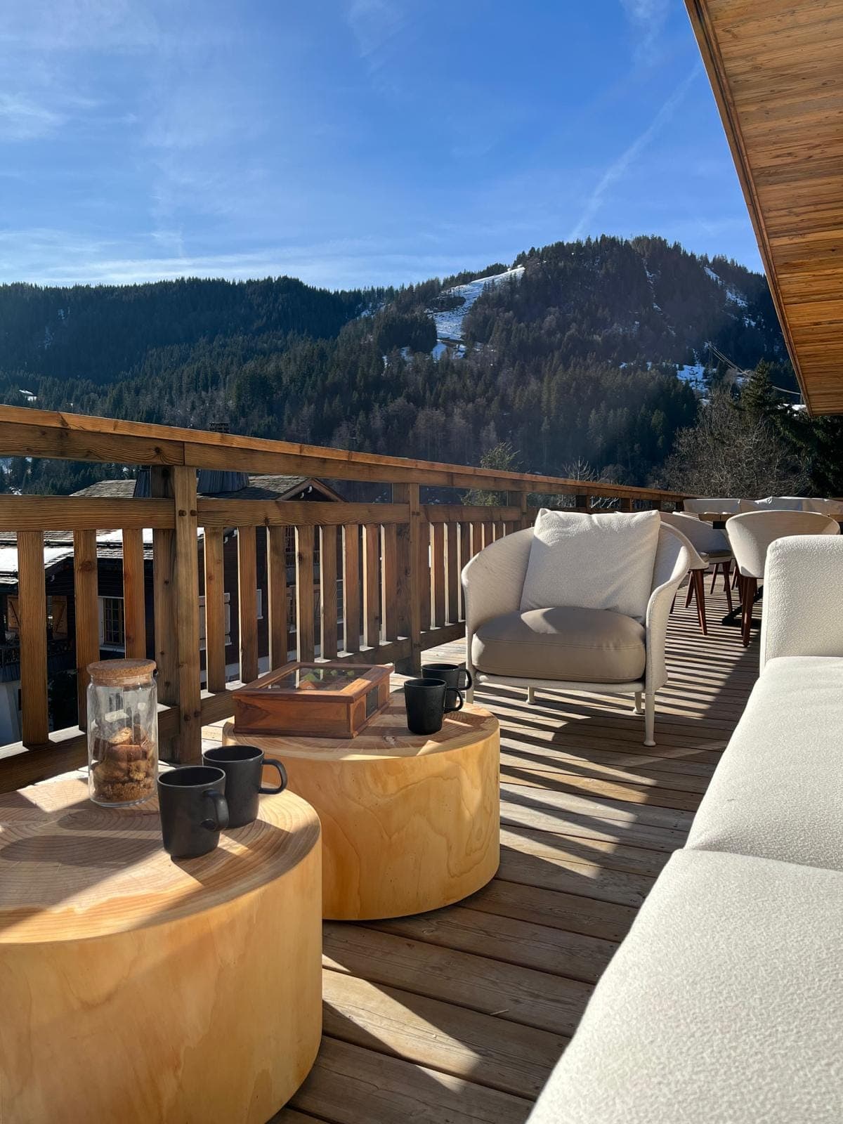 La terrasse du Chalet Enigma où admirer les sommets. 