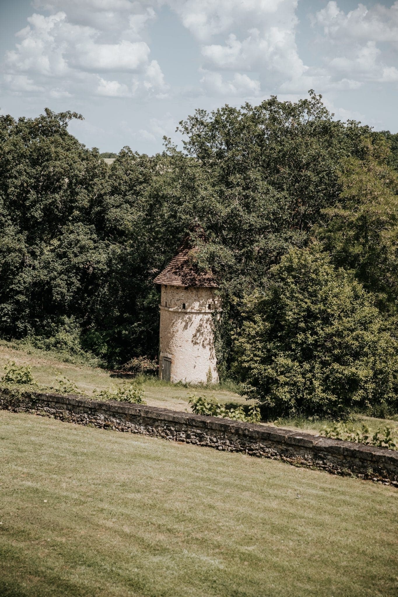 Un ancien pigeonnier encore sur pied. © Émilie Soler 