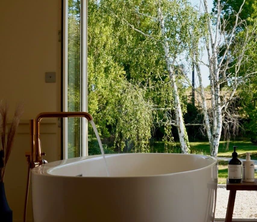 To unwind in the bath, one can admire the view.