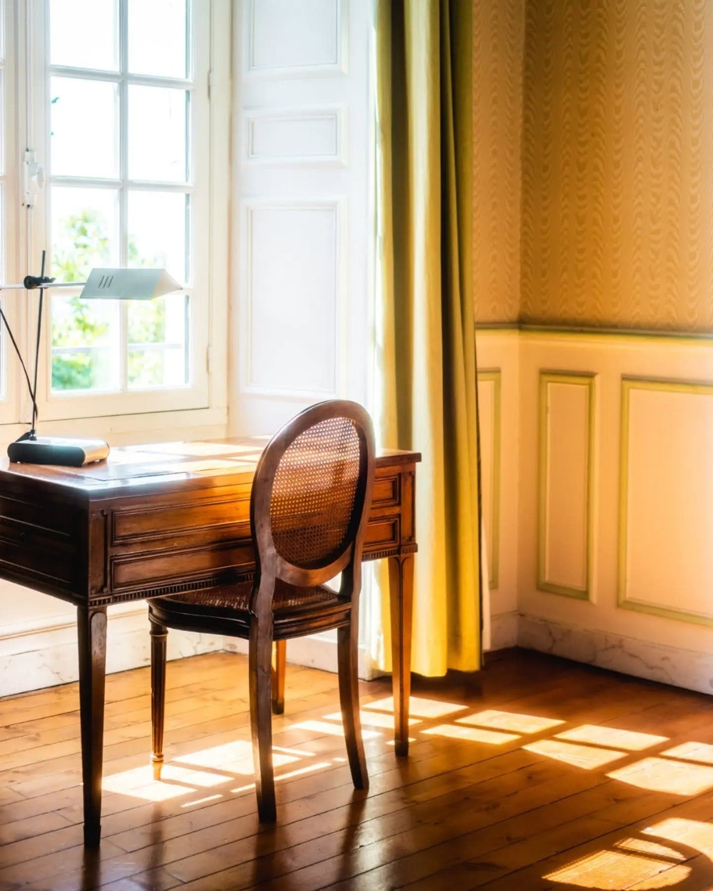 A décor that is both vintage and elegant at the Château du Feÿ.