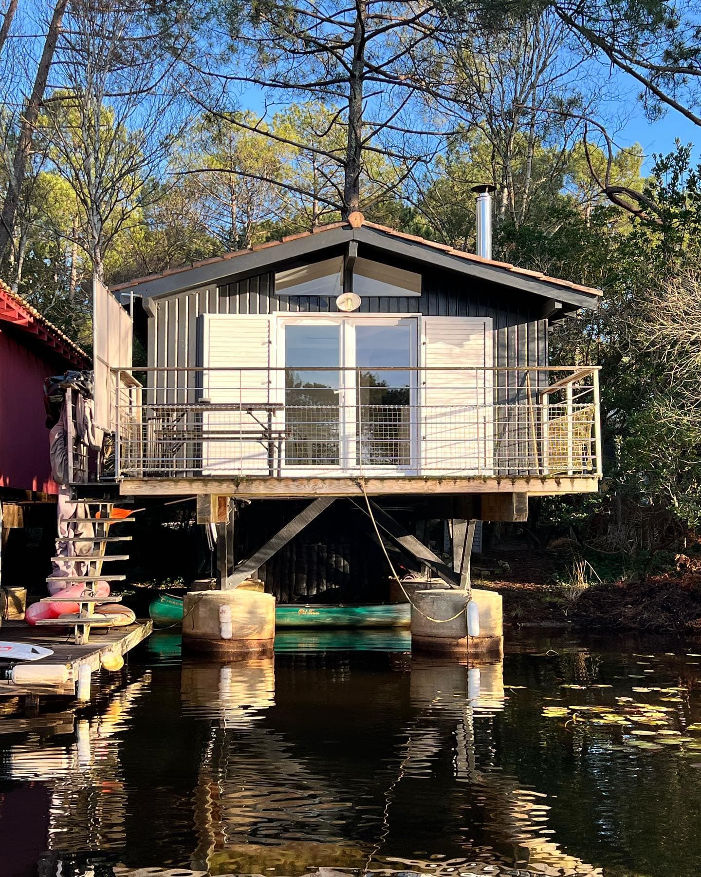 Lacanau Lodge, between pines and lake. 