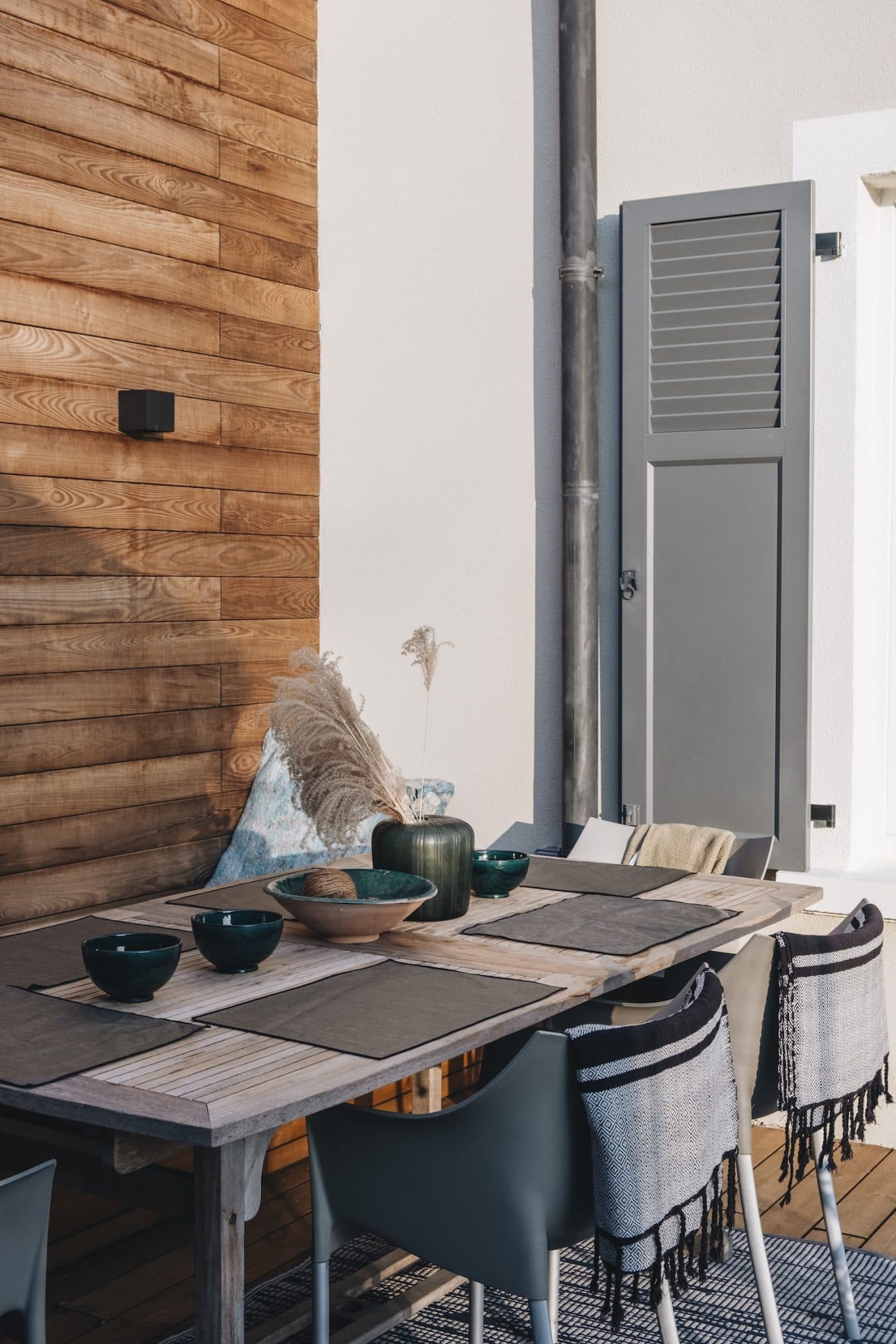 The 30 m² wooden terrace of Maison 41.