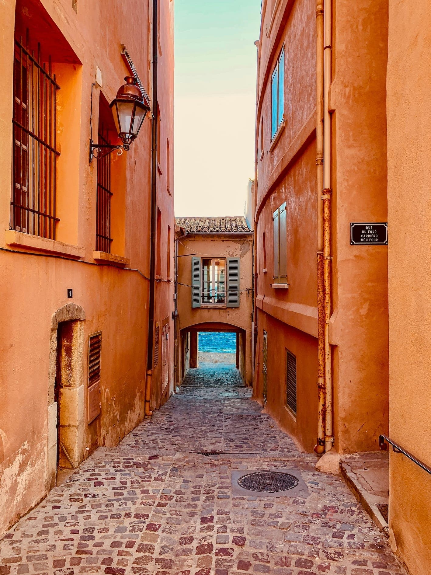 Une des jolies ruelles de Saint-Tropez. © Renan Brun