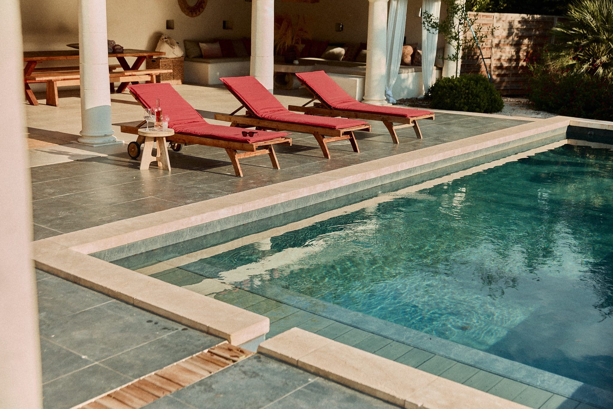 Dans le vaste jardin, une piscine où se rafraîchir. 
