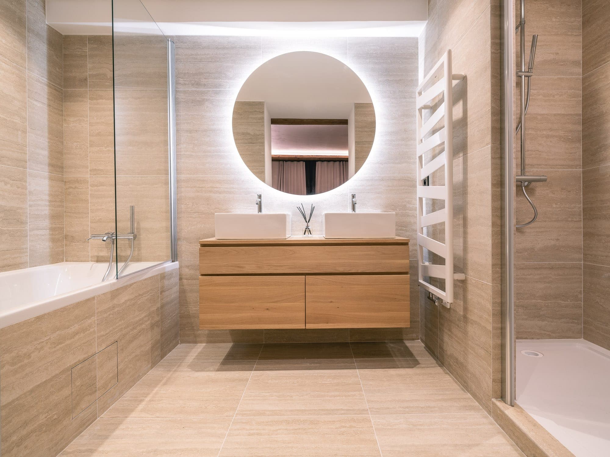One of the bathrooms of Le Chalet des Amis. 