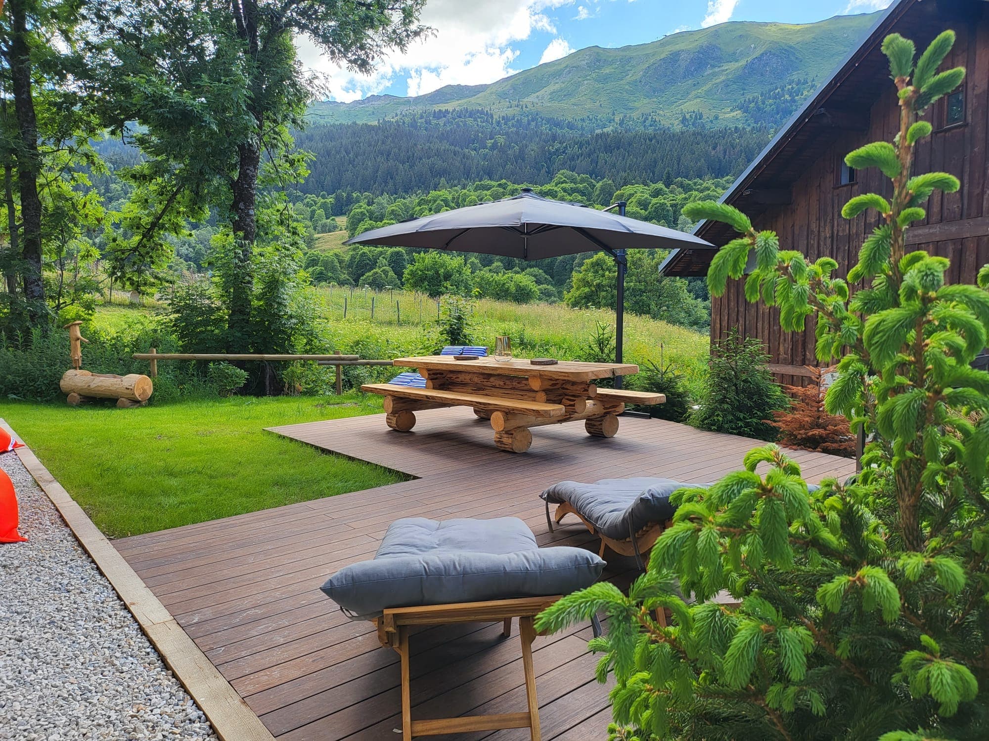 The beautiful landscaped garden of the Chalet des Amis.