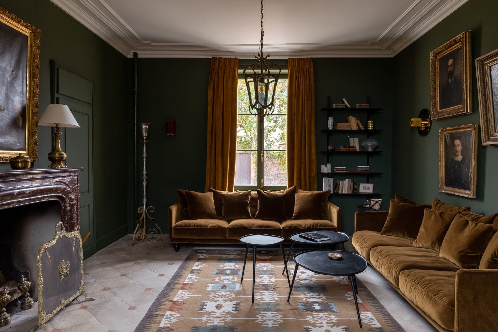 L'élégant salon du Château La Monge. 
