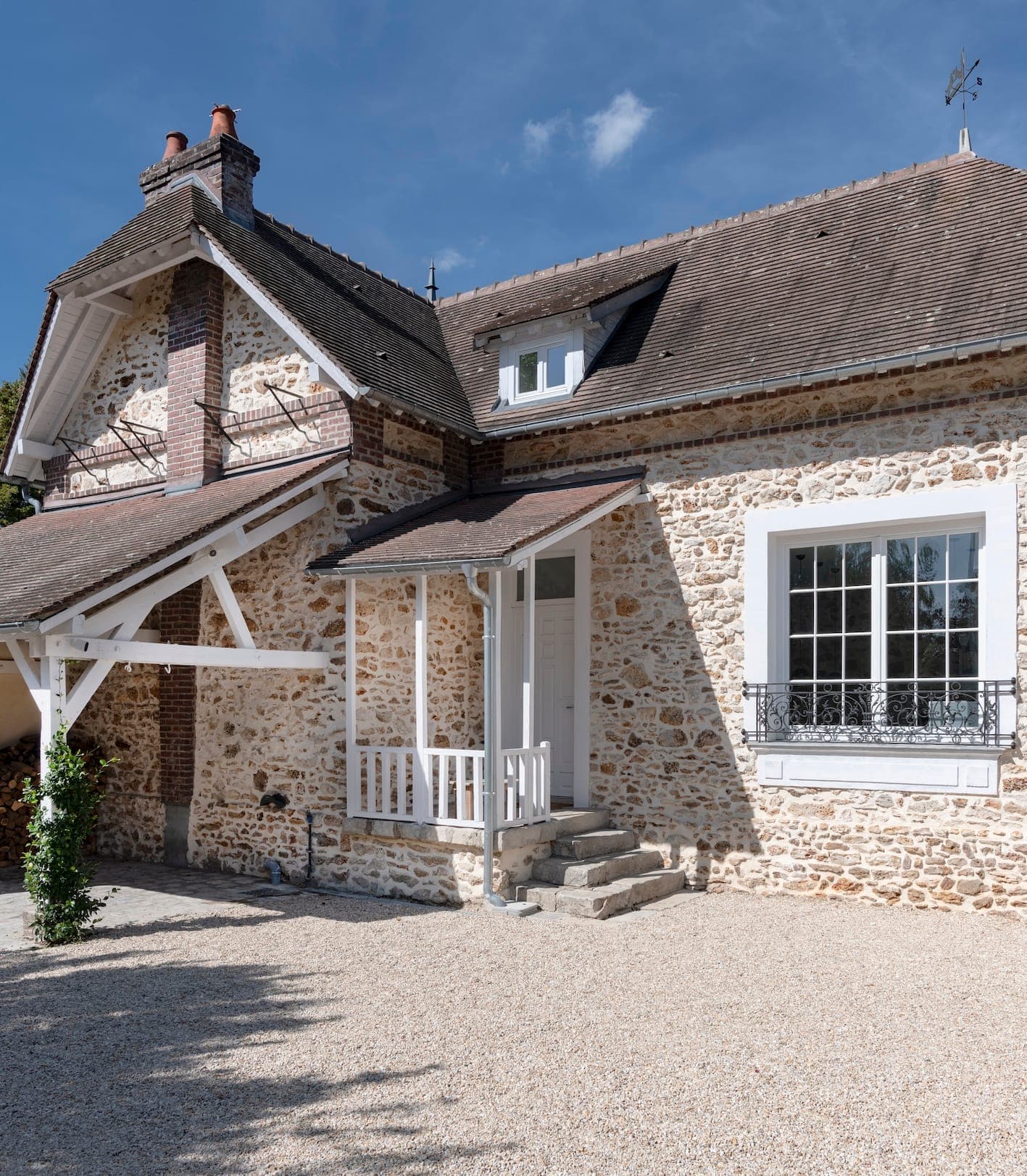 The façade of La Maison Barbizon, typical of the region. 
